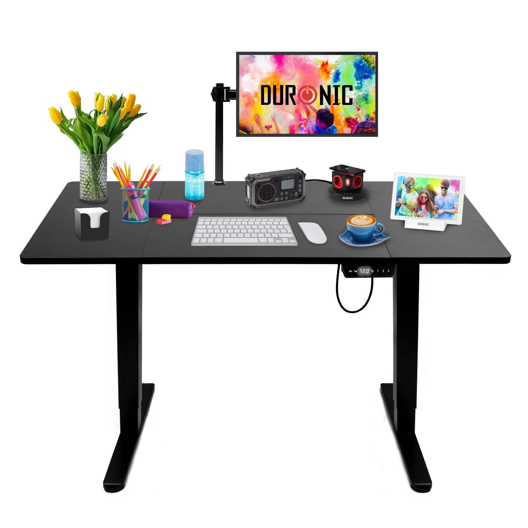 Ein schwarzer Schreibtisch mit Monitor, Tastatur, Maus, Kaffee und Blumen.