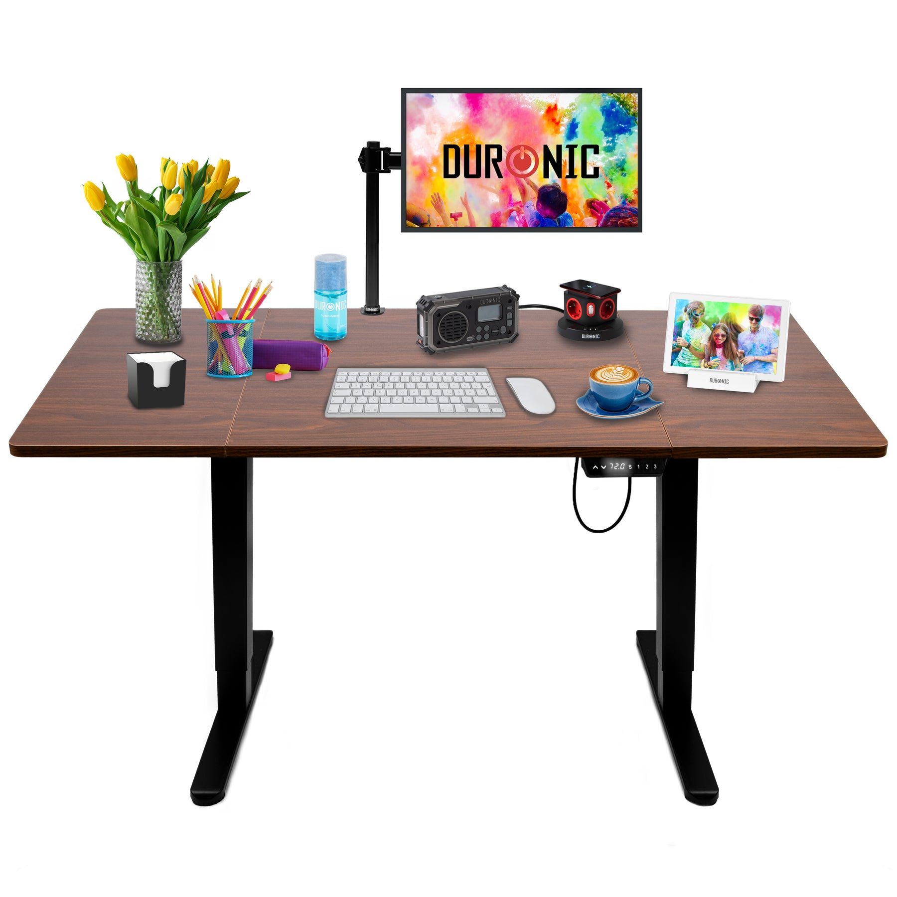 Ein Schreibtisch mit Monitor, Tastatur, Maus, Kaffee und Blumen.