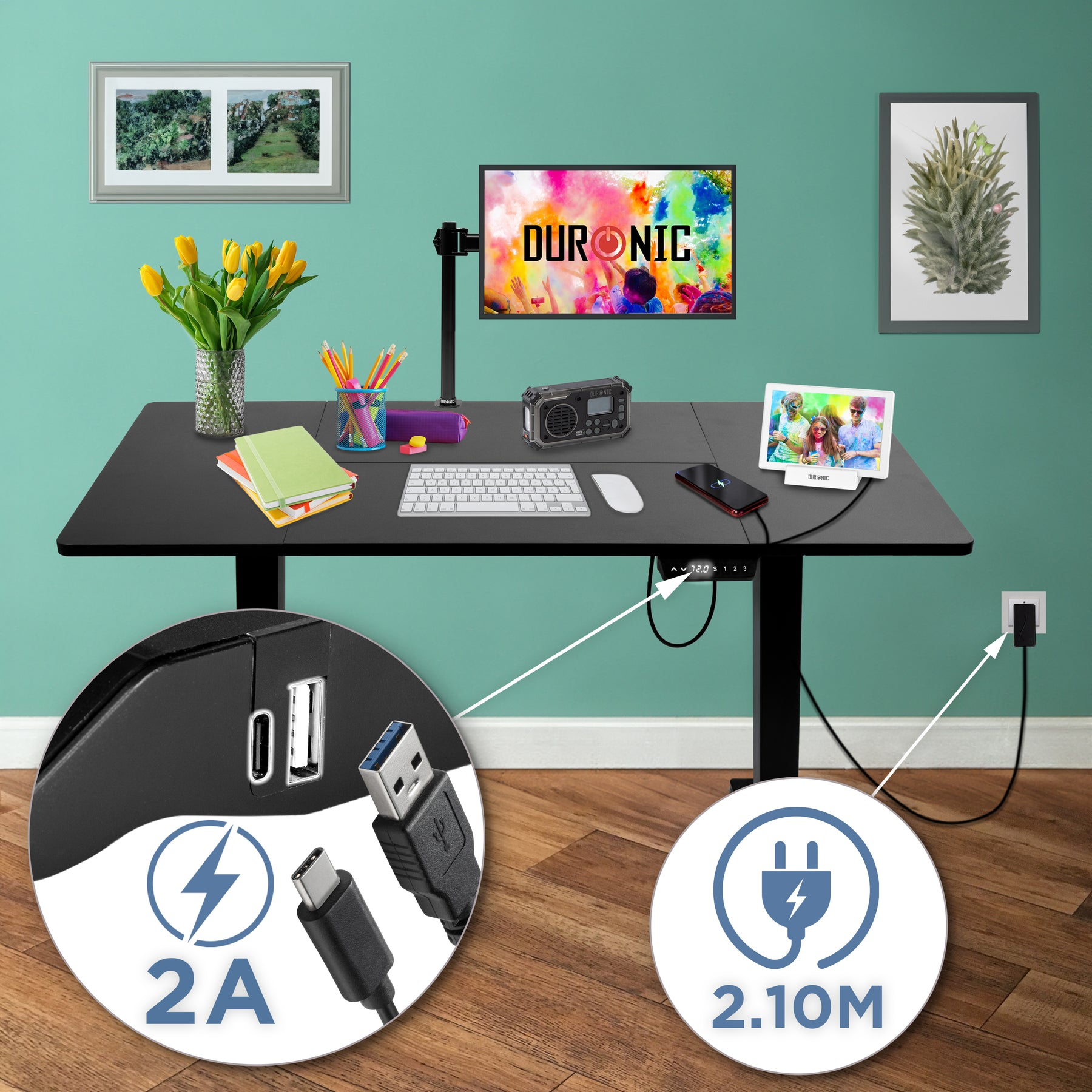 Schreibtisch mit Monitor, Tastatur, Maus, Radio, Tablet und Blumen. Nahaufnahmen zeigen USB-Ports und ein Kabel.