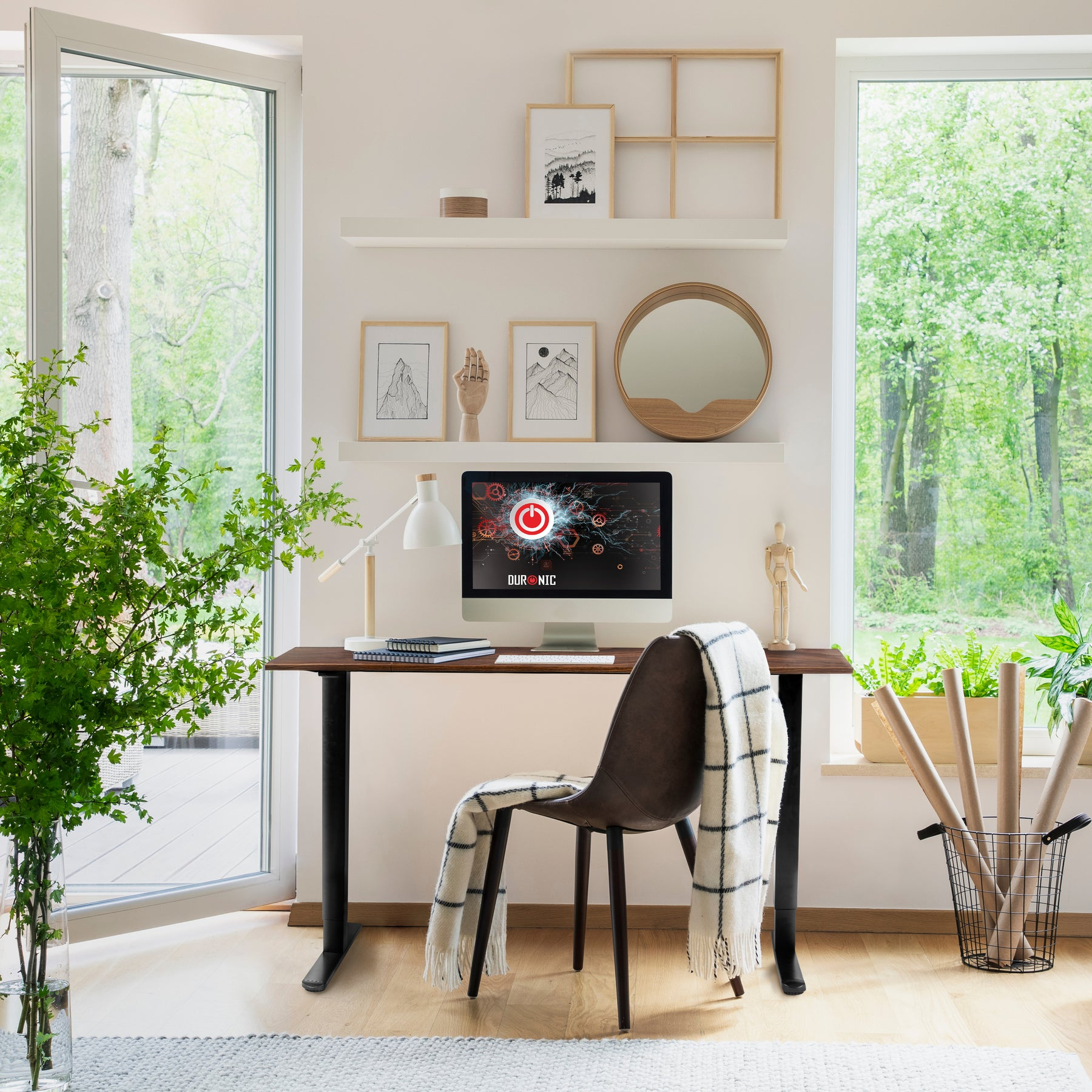 Ein Schreibtisch mit einem Computer, einer Lampe und einem Stuhl mit Decke.