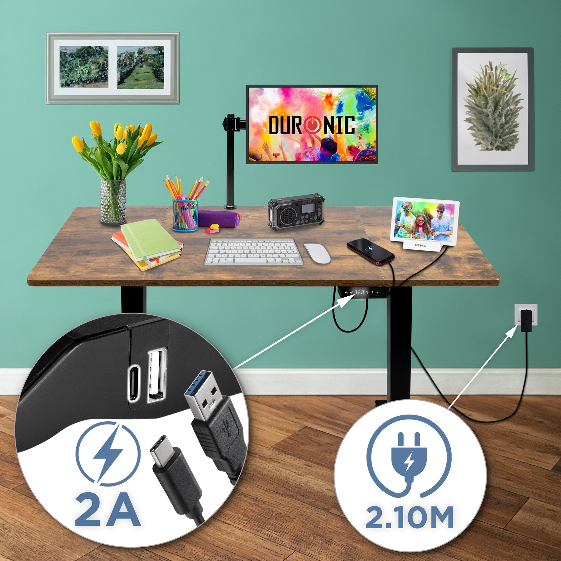 Ein Schreibtisch mit Monitor, Tastatur, Maus, Telefon, Tablet und Blumen. Nahaufnahmen zeigen USB-Anschlüsse u. Steckerlänge.