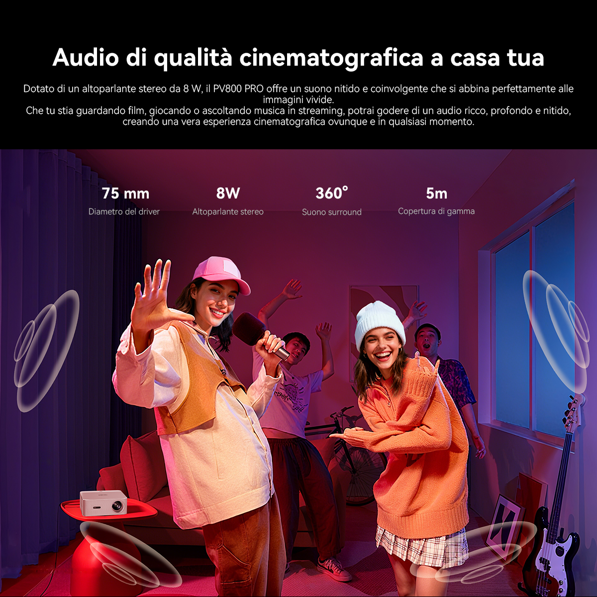 Giovani ballano, una donna canta al microfono, un proiettore visibile.