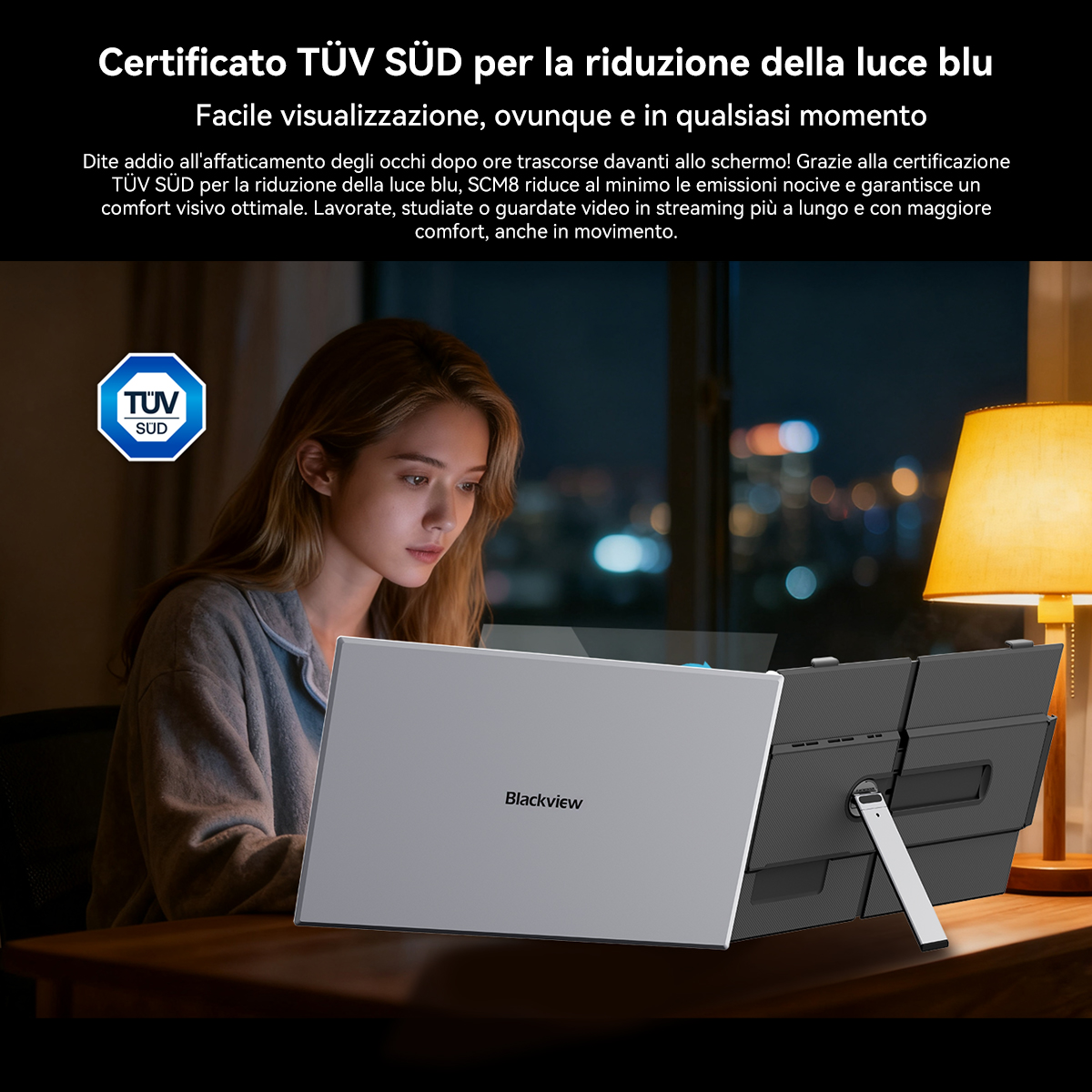 Donna usa monitor portatile con certificazione TÜV SÜD, scena notturna.