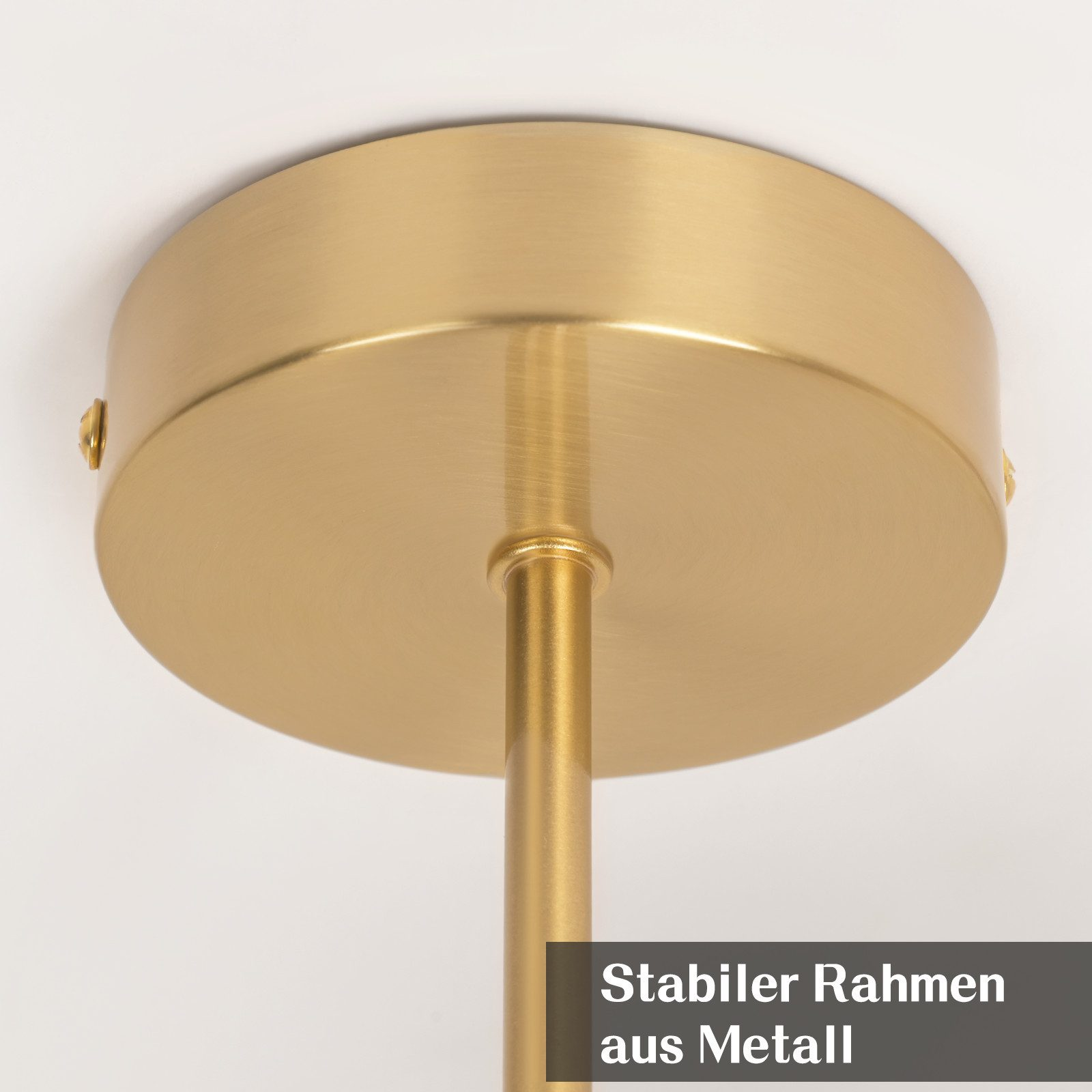 Un rosone rotondo color oro per soffitto con asta.