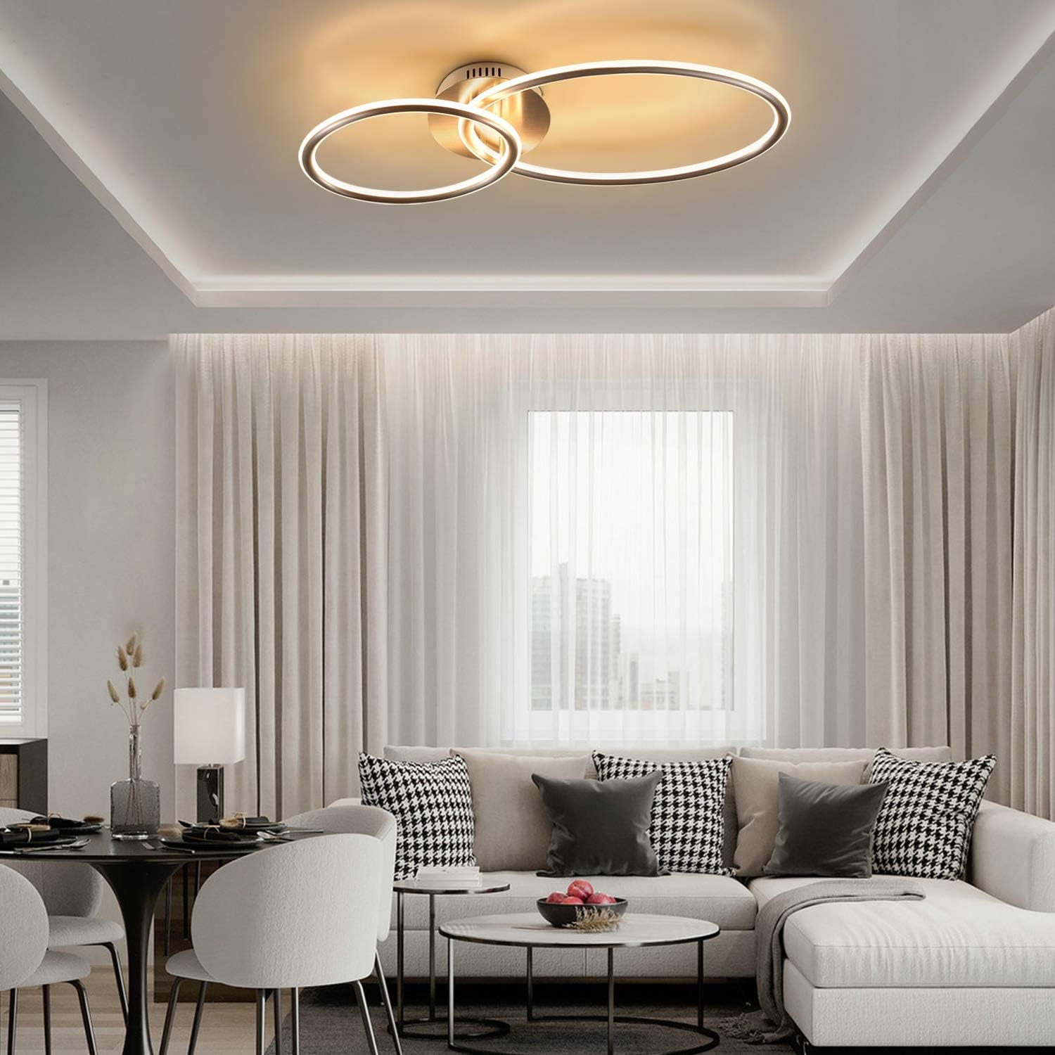 Soggiorno moderno con divano angolare, tavolino, zona pranzo e lampada da soffitto.