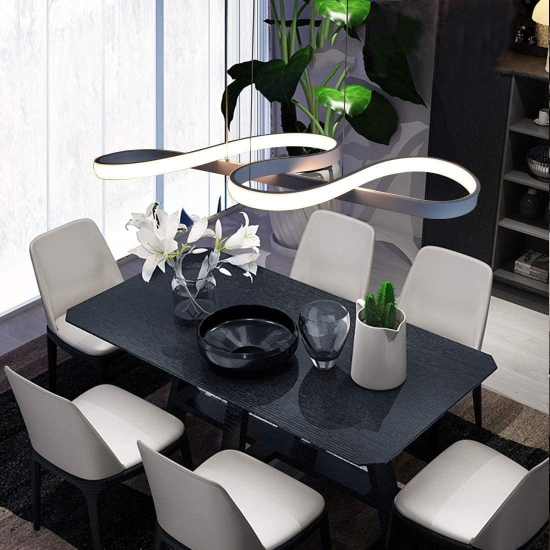Nowoczesny stół jadalny z sześcioma krzesłami, kwiatami i dekoracjami.