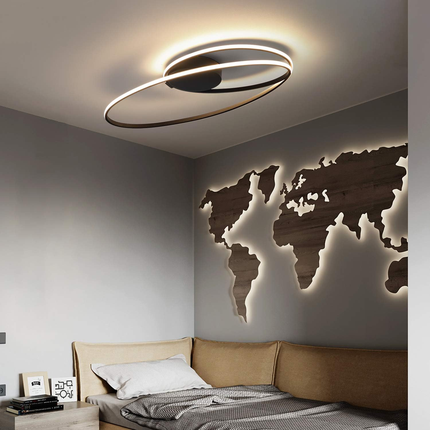 Camera da letto moderna con mappa del mondo murale e plafoniera ad anello.