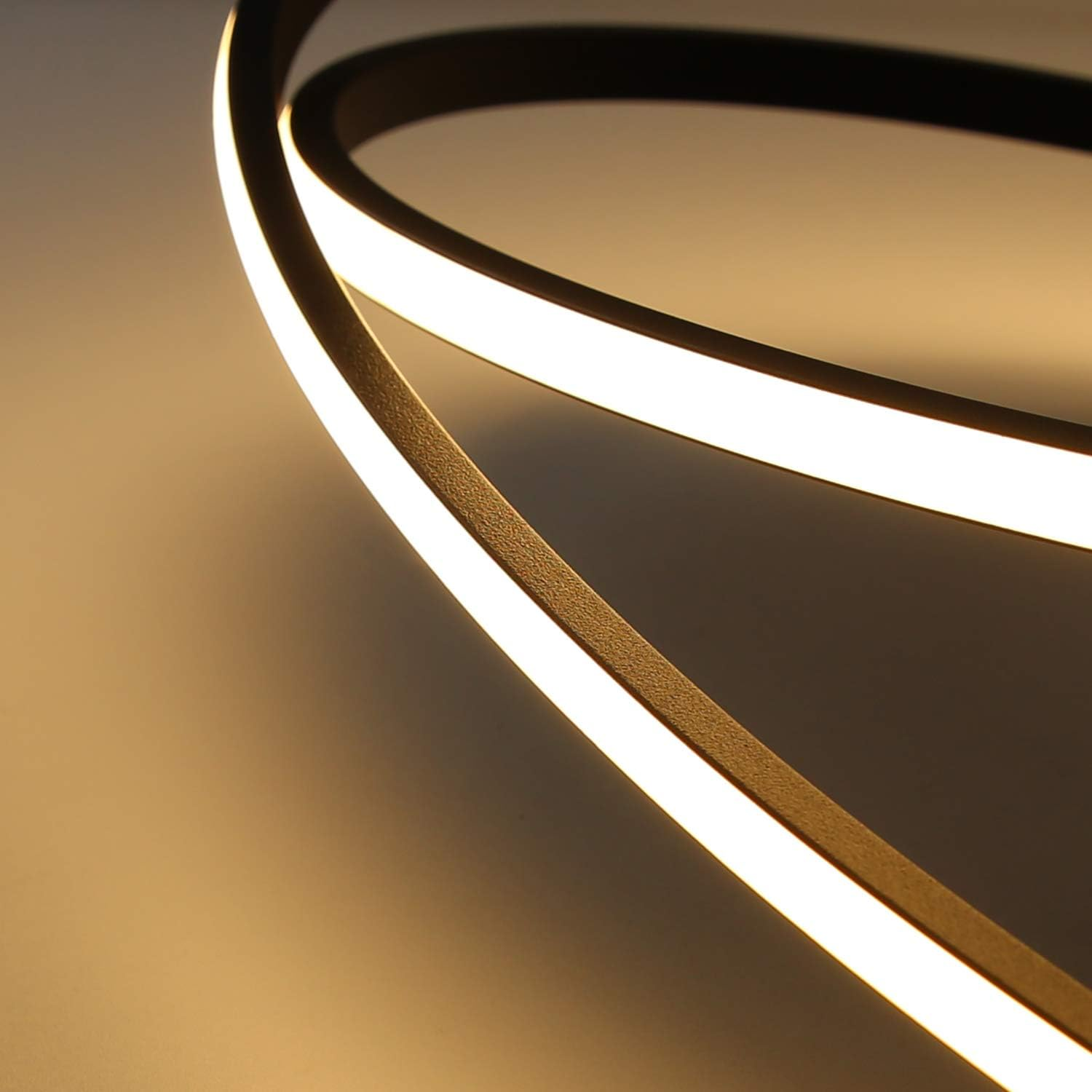 Primo piano di una lampada a sospensione moderna con due anelli e illuminazione integrata.