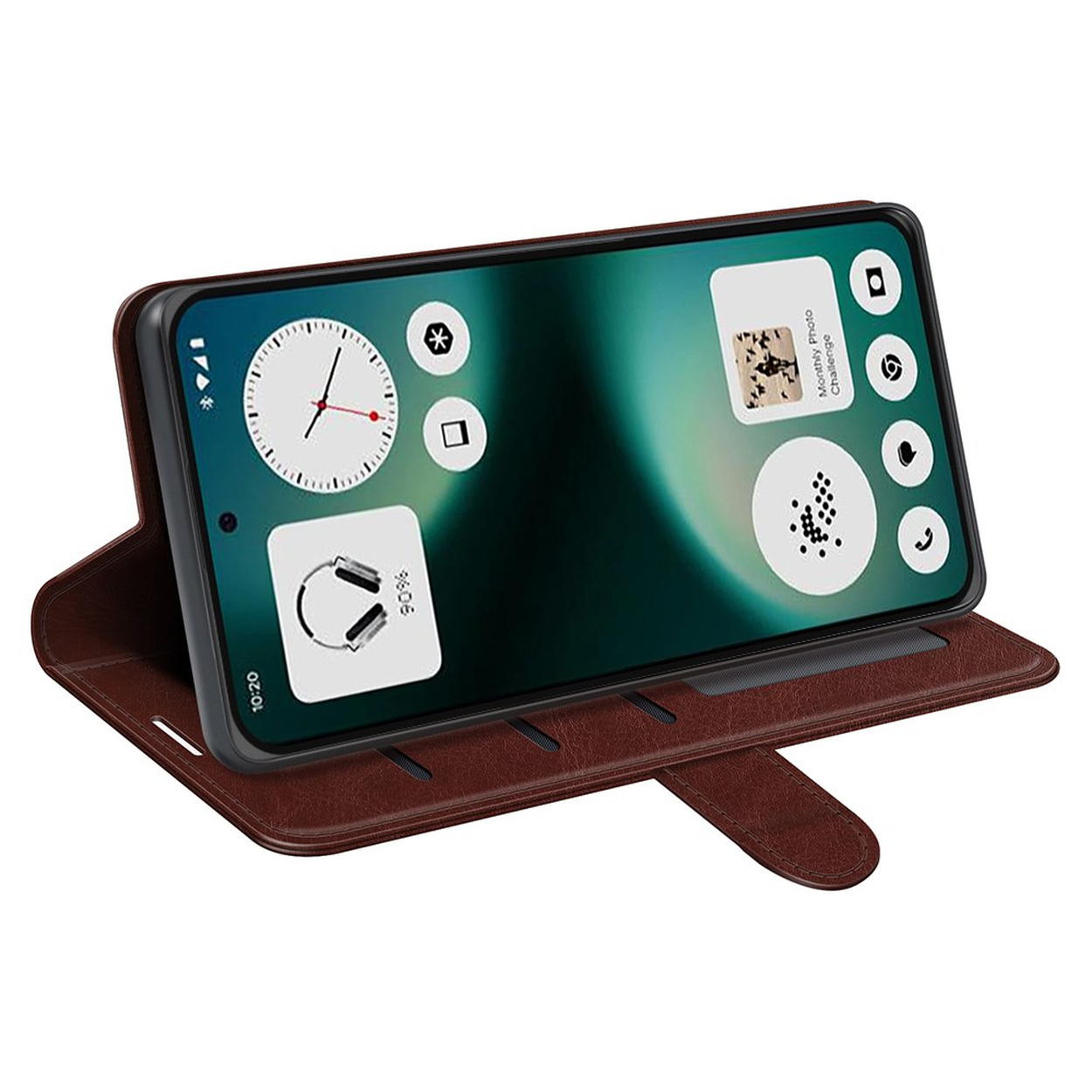 Étui à rabat en cuir marron avec un smartphone affichant une horloge analogique et des widgets.
