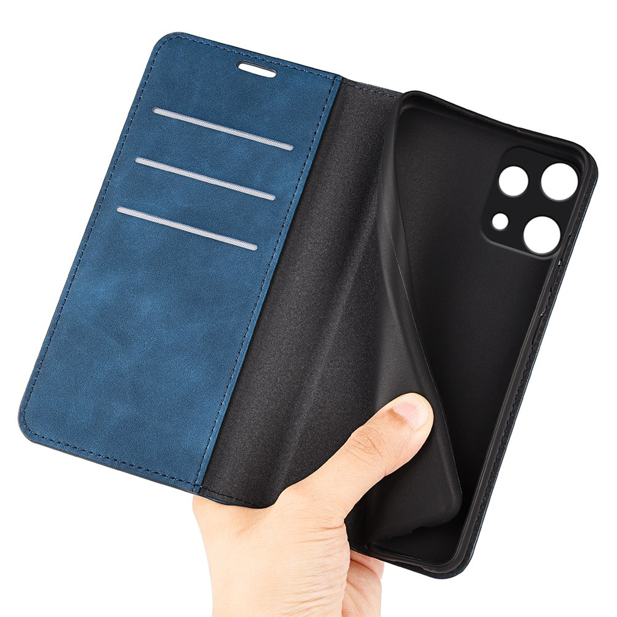 Een hand houdt een open blauwe portemonnee telefoonhoes vast met kaartsleuven en telefoonhouder.