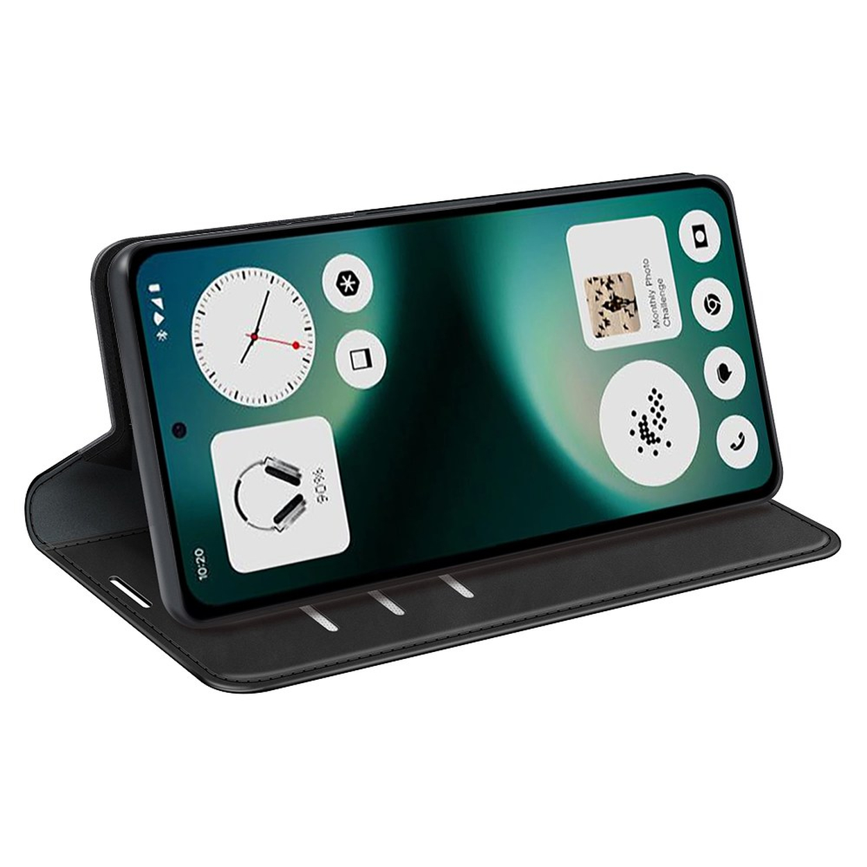 Een smartphone in een zwart mapje met diverse widgets op het scherm.