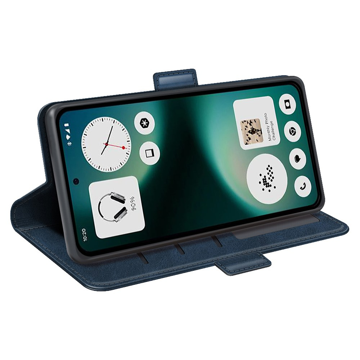 Een blauwe leren telefoonhoes bevat een smartphone met widgets: klok, koptelefoon, foto-uitdaging.