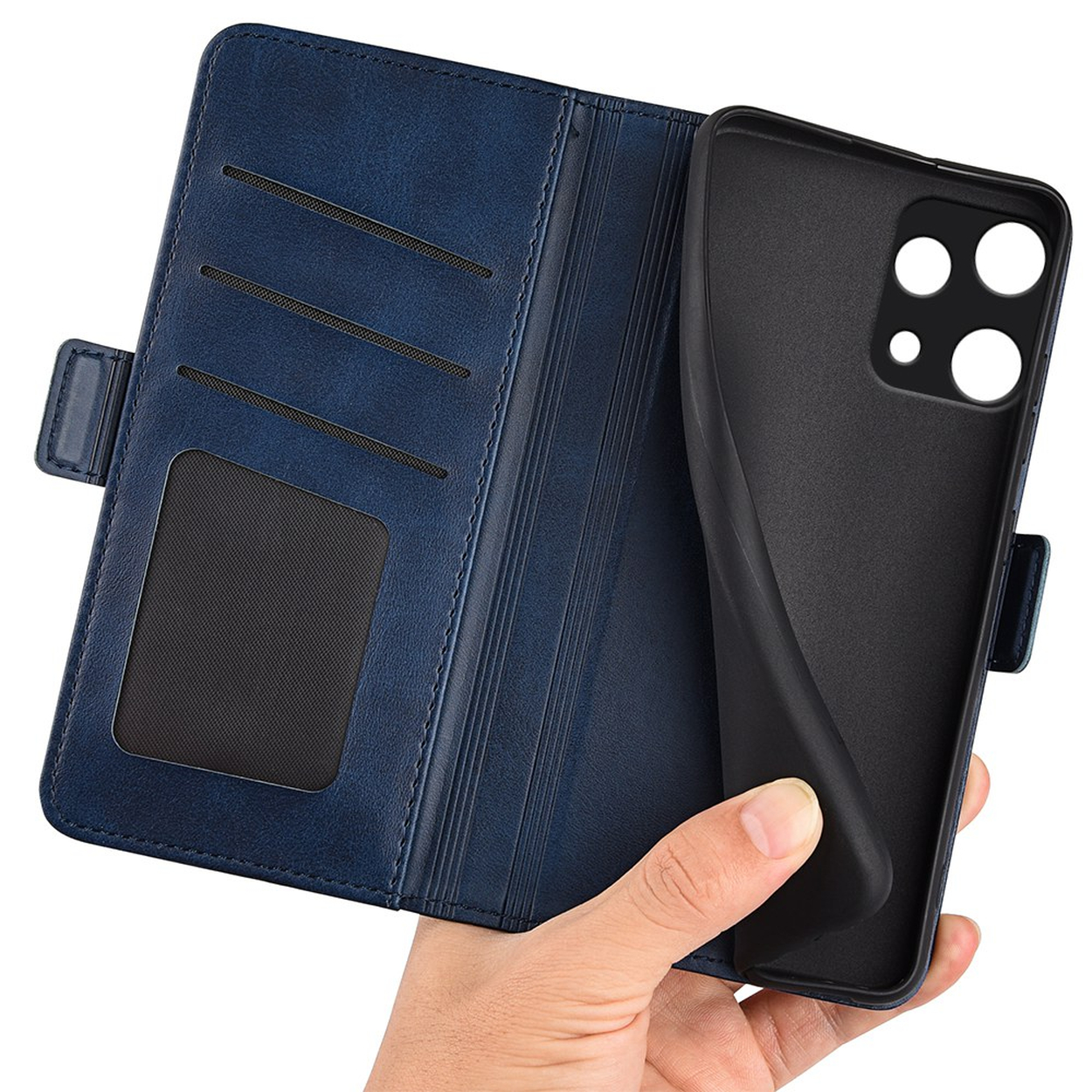 Een hand houdt een open blauwe leren telefoonhoes vast met zichtbare kaartsleuven en binnenvoering.