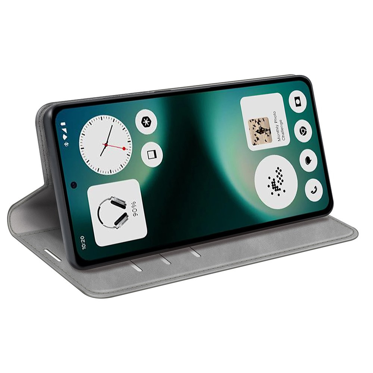 Un smartphone dans un étui gris affiche des widgets comme une horloge et des écouteurs.