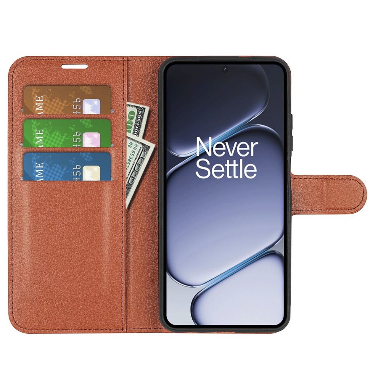 Un étui de téléphone en cuir marron est ouvert, montrant trois fentes pour cartes et de l'argent.