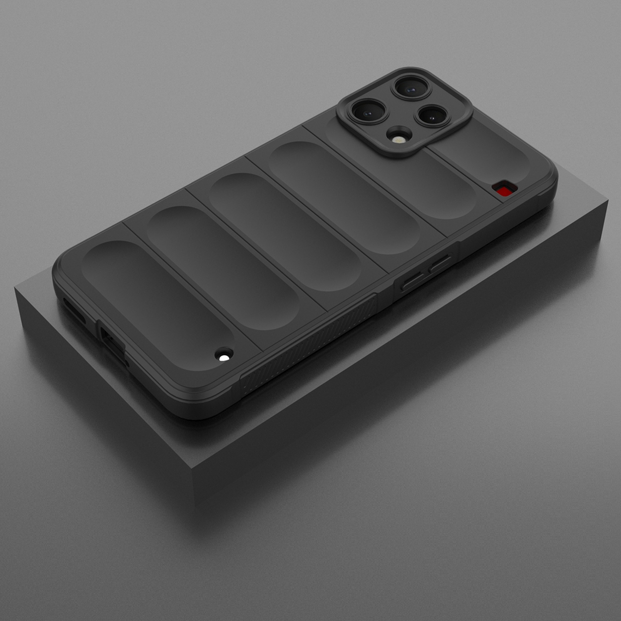 Coque de téléphone noire texturée nervurée, posée sur un piédestal sombre.
