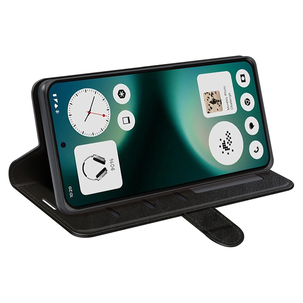 Zwarte telefoon in flipcase toont widgets: klok, koptelefoon, foto challenge, iconen.