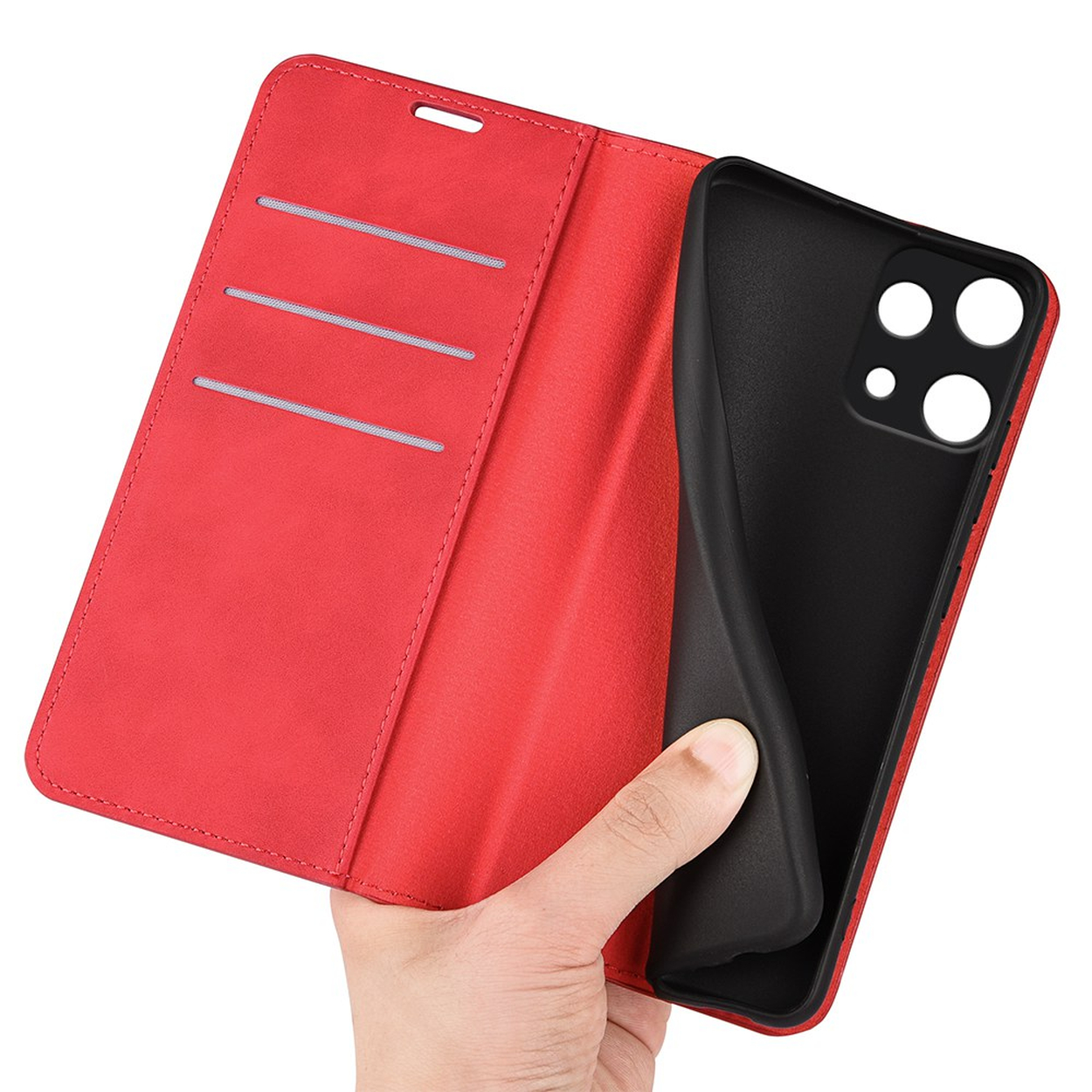 Een rode telefoonhoes met kaartsleuven wordt door een hand vastgehouden.