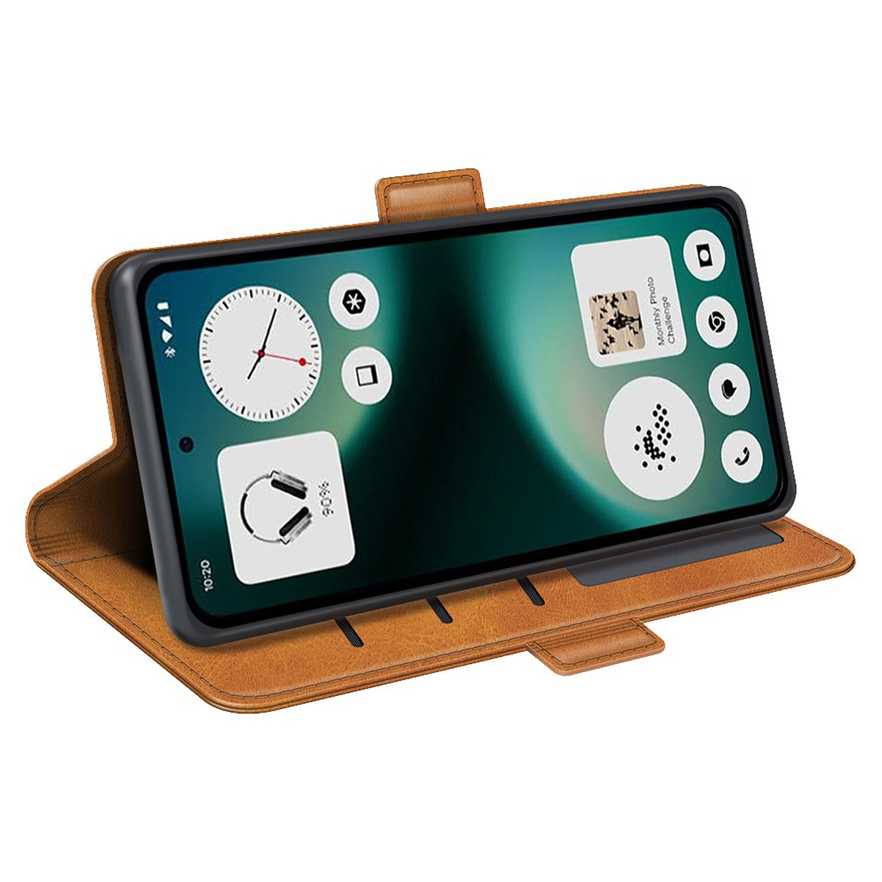 Een bruine leren telefoonhoes ligt op een witte ondergrond.
