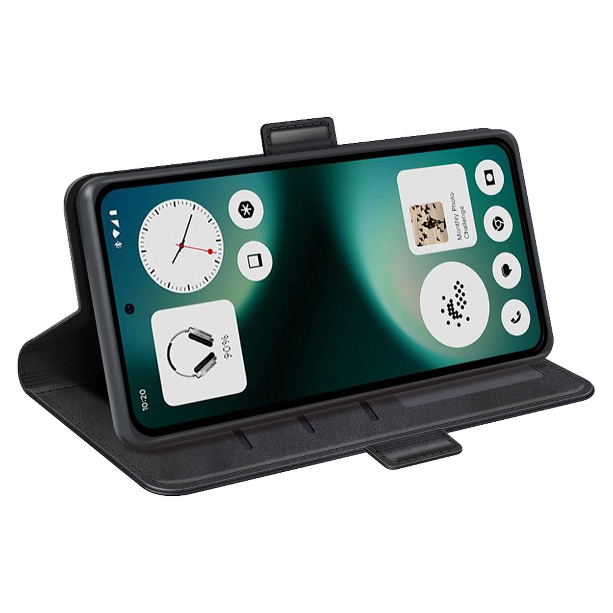 Een zwarte smartphone in een open portemonneehoes, met klok- en koptelefoonwidgets.
