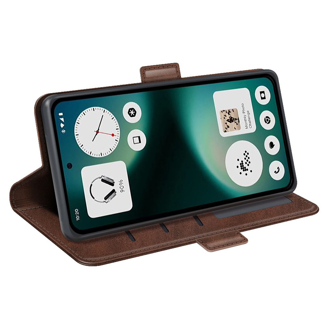 Een bruine flipcase met smartphone die een klok en widgets weergeeft.