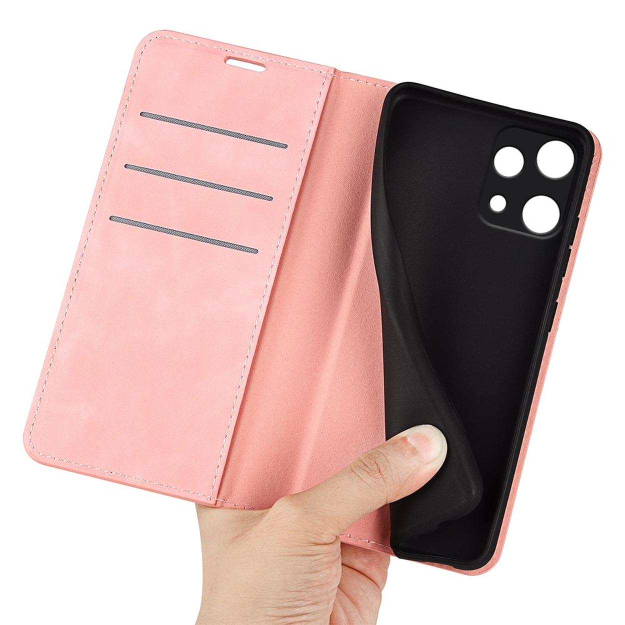 Een hand houdt een roze telefoonhoesje vast met kaartsleuven en een zwart inzetstuk.