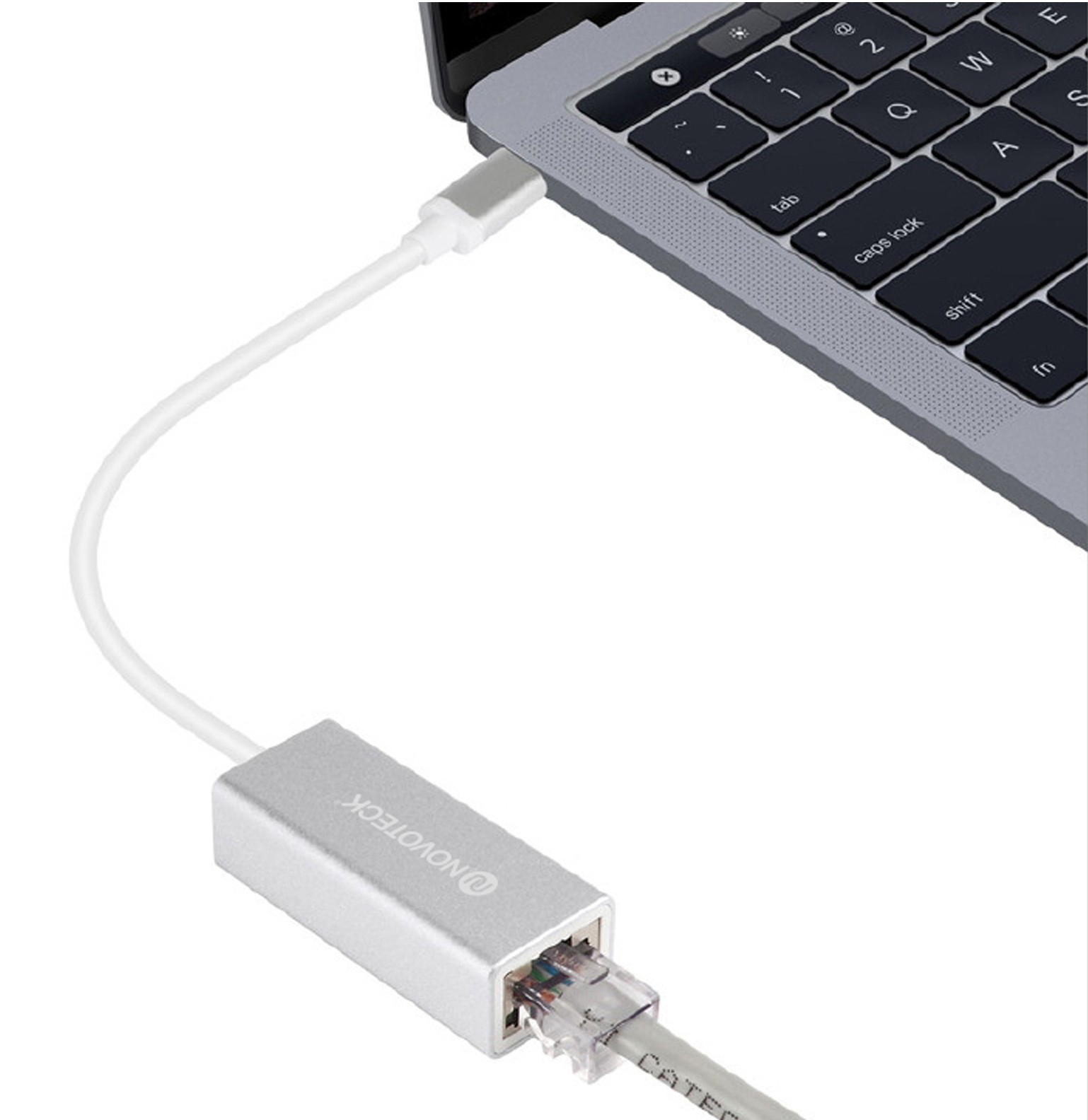 Un adaptador USB-C plateado conecta un cable Ethernet a un portátil.