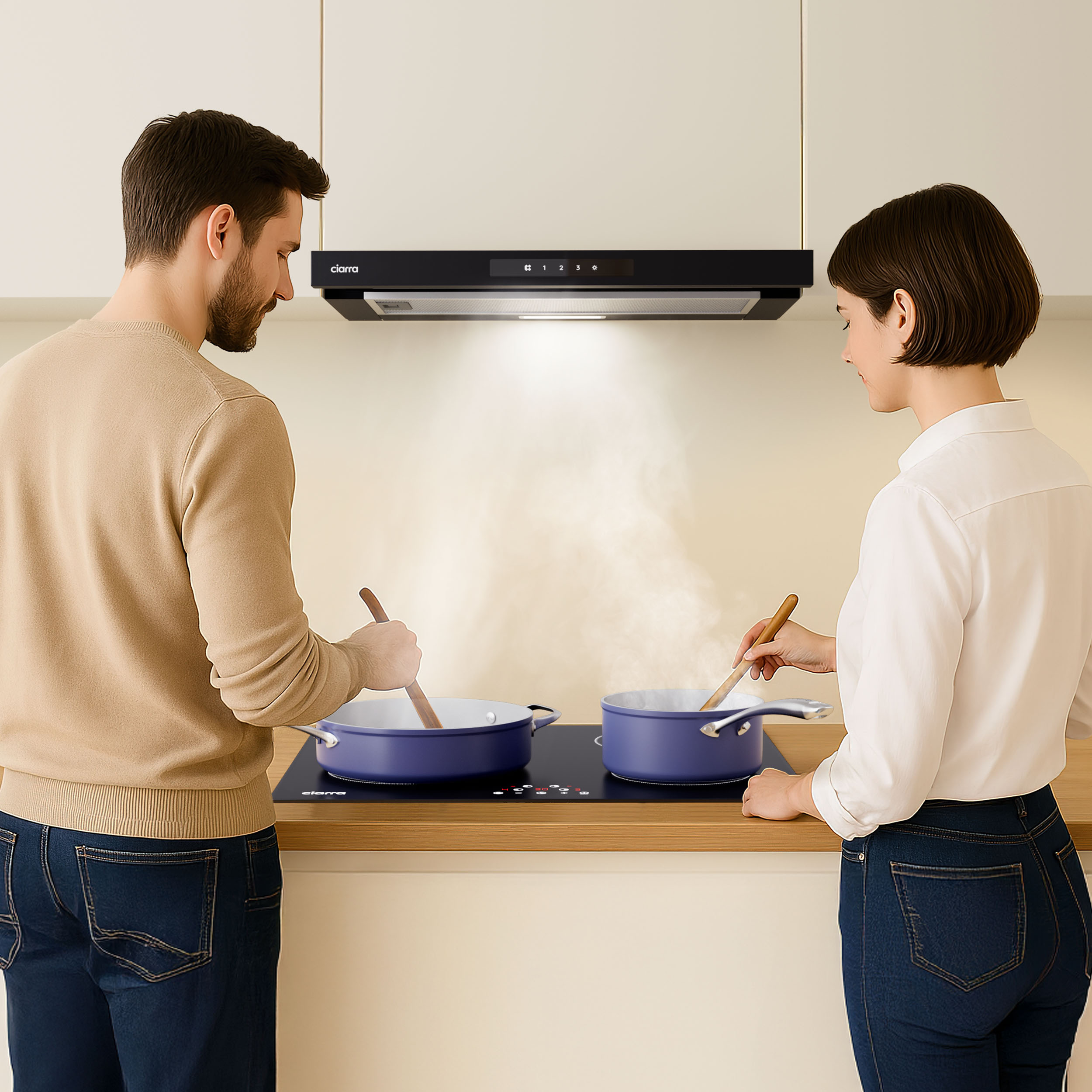 Een man en vrouw koken in blauwe pannen op een kookplaat.