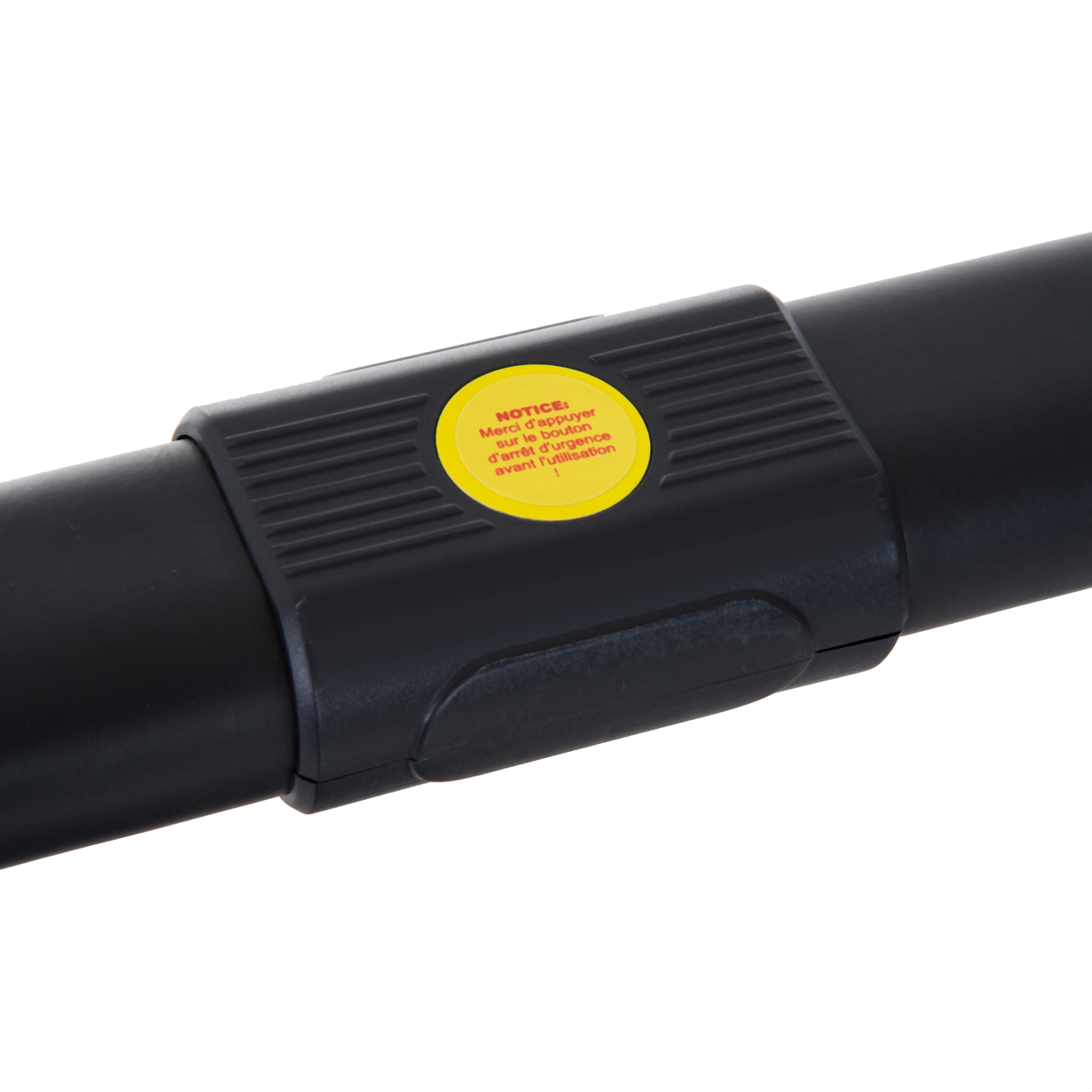 Czarna rura z żółtą naklejką z tekstem po francusku.