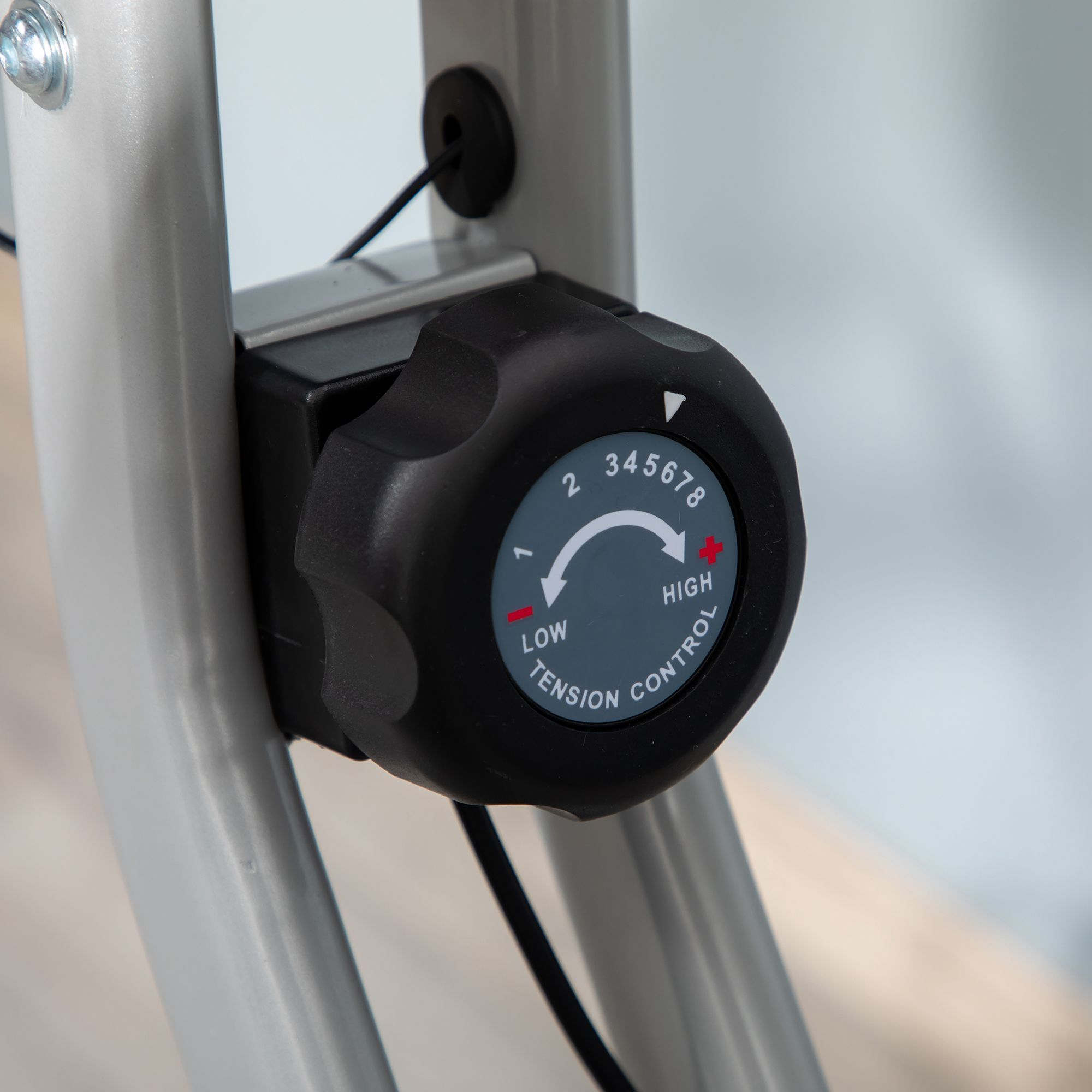 Czarny pokrętło z numerami od 1 do 8 i napisem "Tension Control".