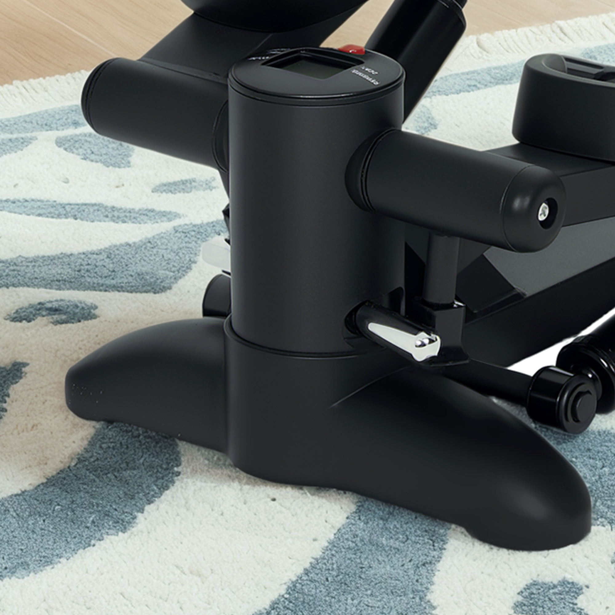 Czarny stepper na dywanie z niebiesko-białymi wzorami.