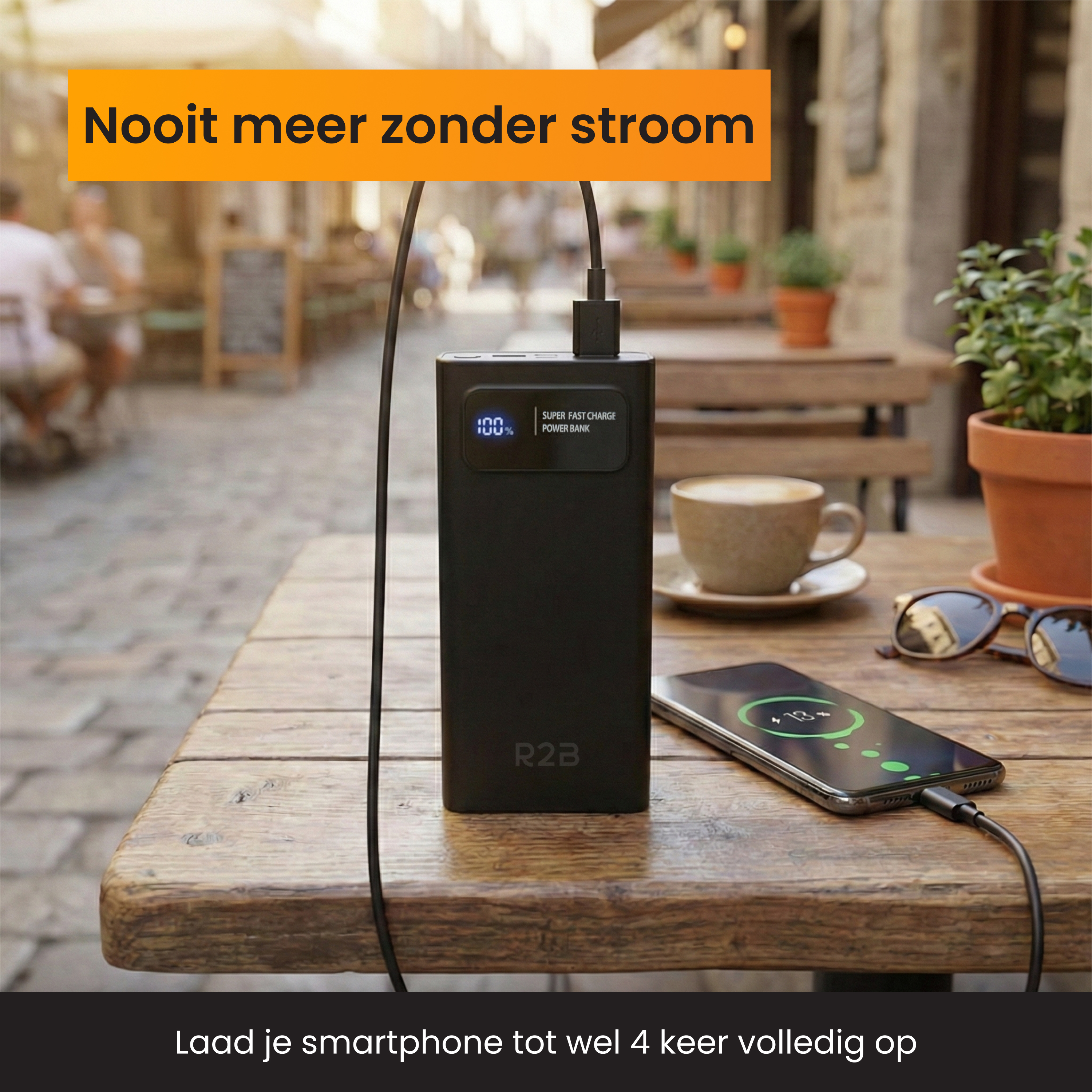 Zwarte powerbank met kabel laadt smartphone op op houten tafel met kopje en zonnebril.