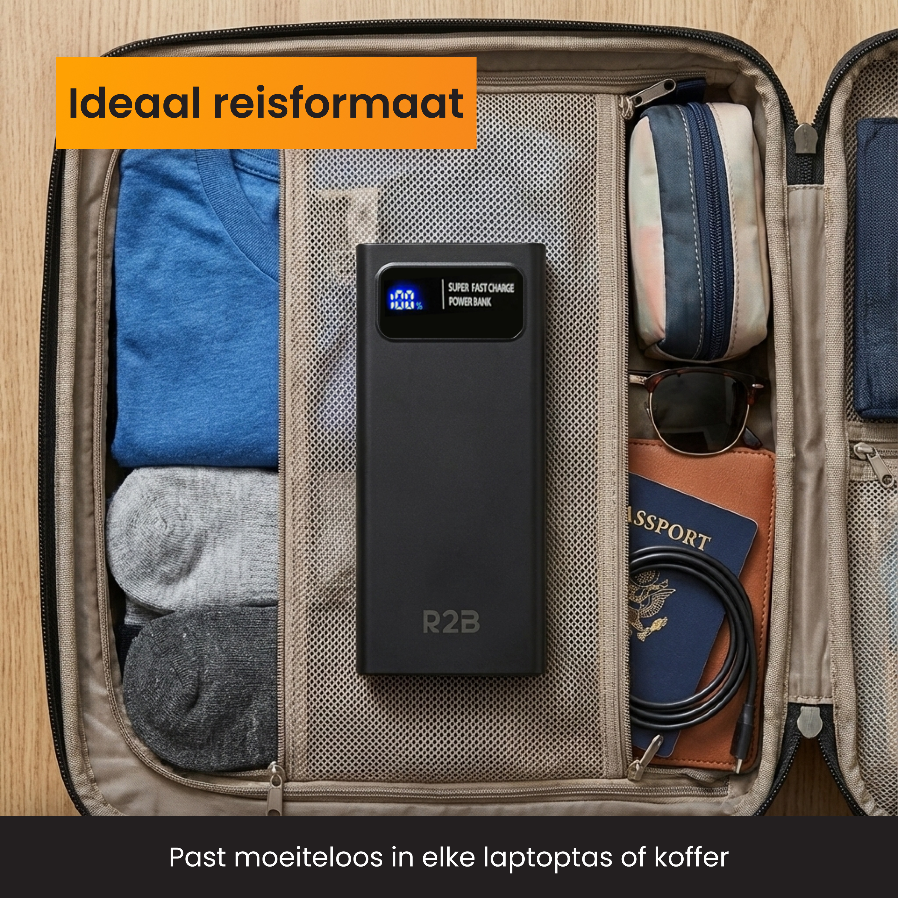 Zwarte powerbank in een koffer met kleding en paspoort.