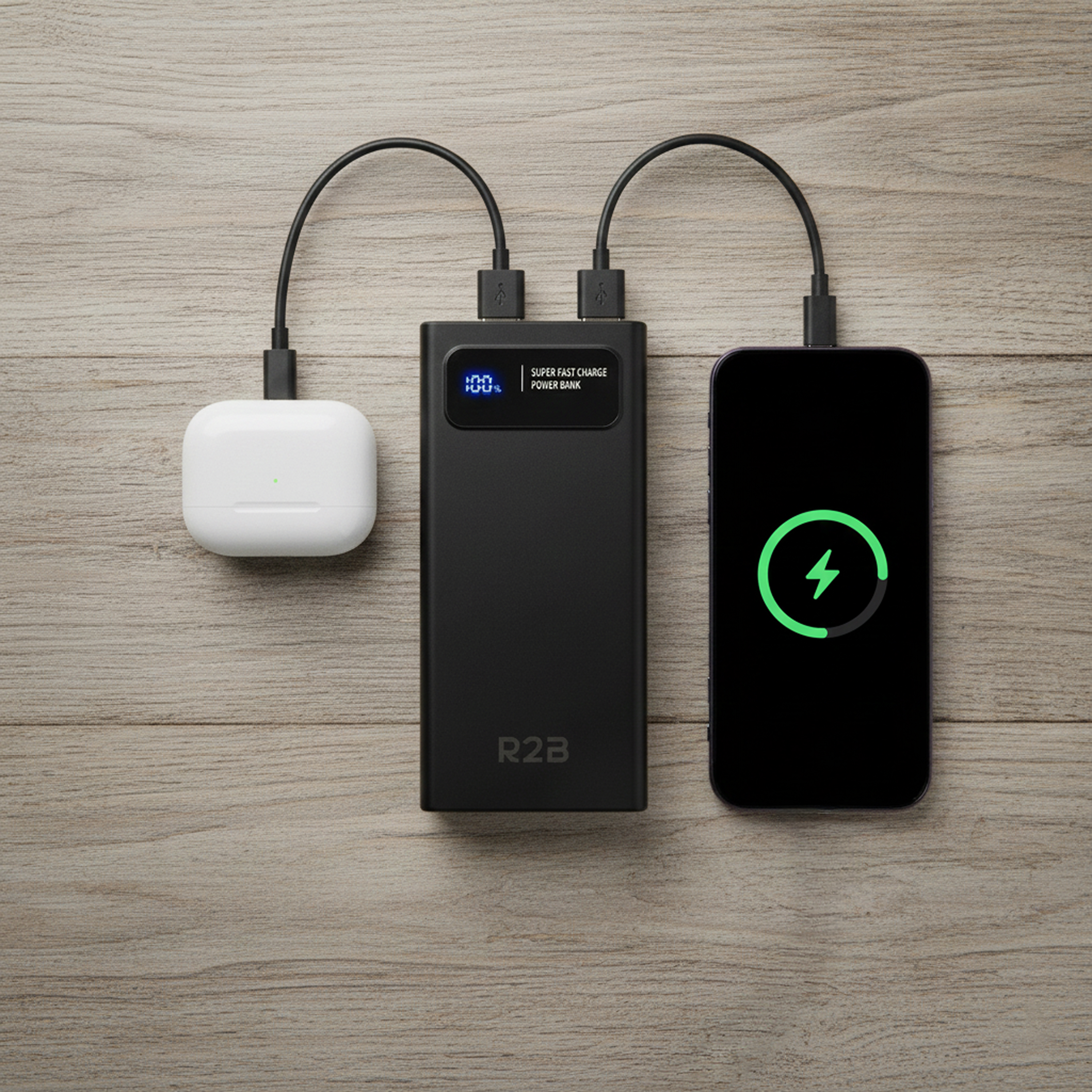 Zwarte powerbank laadt witte oordopjes en smartphone op houten achtergrond.