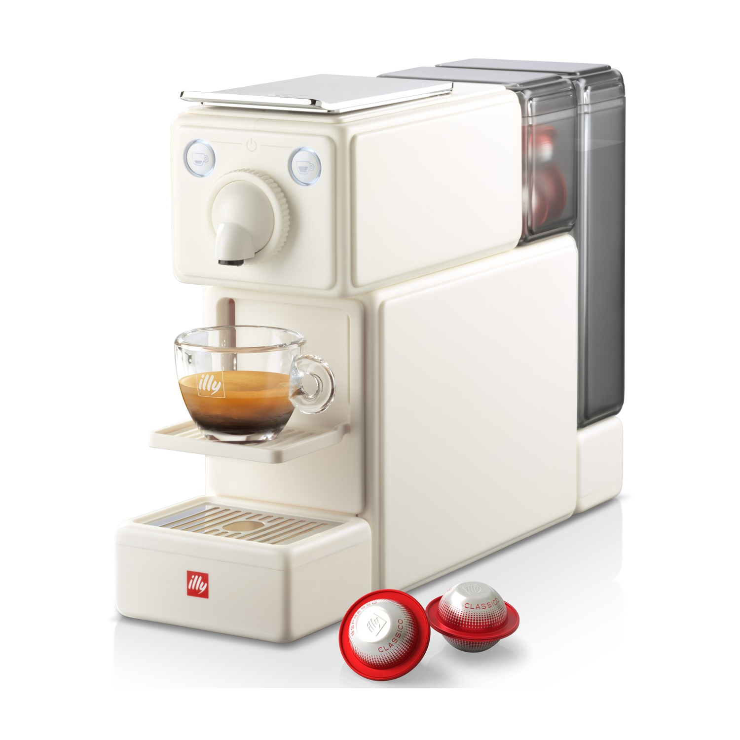 Weiße Kaffeemaschine mit Espressotasse, zwei Kaffeekapseln und Wassertank.