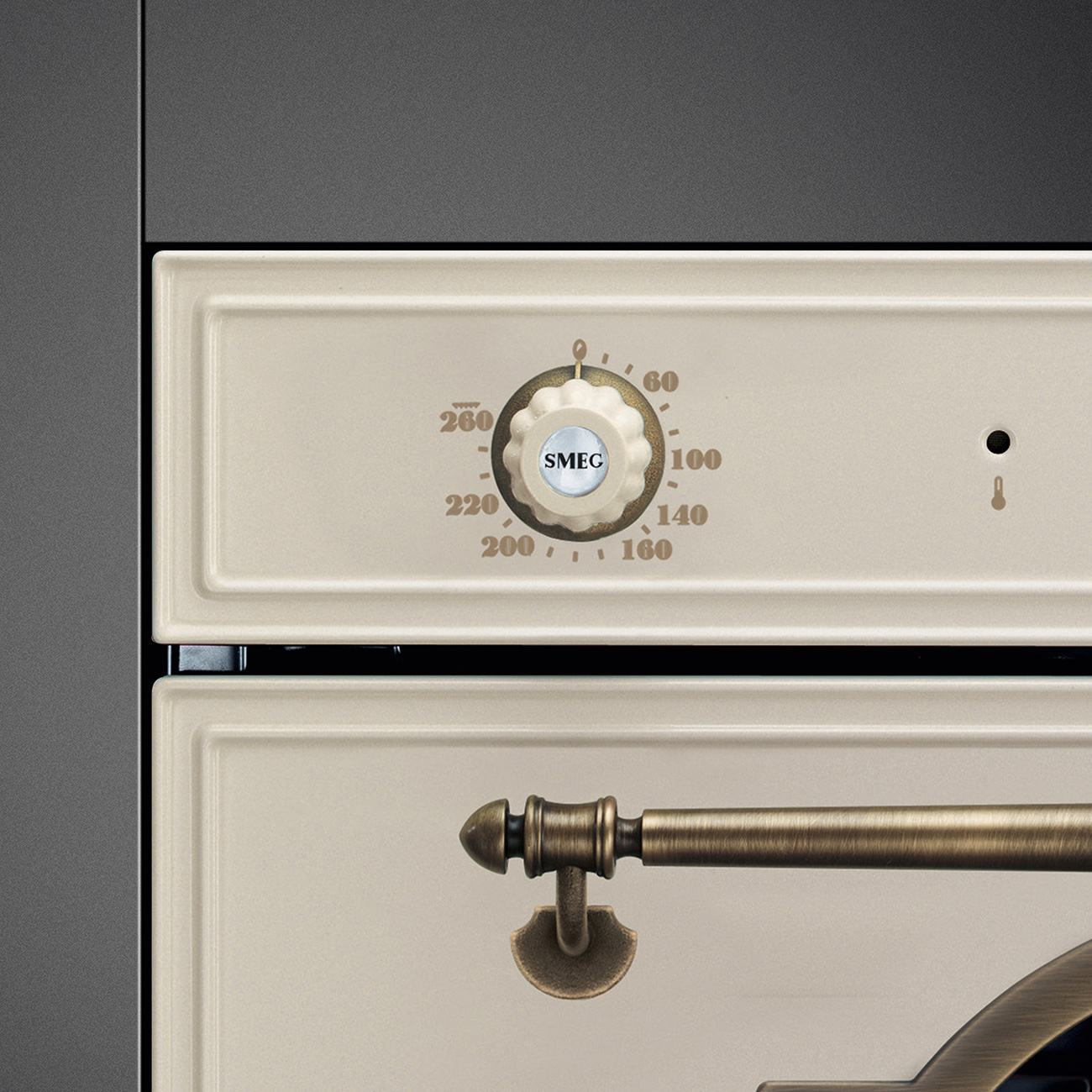 Un horno color crema con un mando giratorio y un asa de estilo vintage.