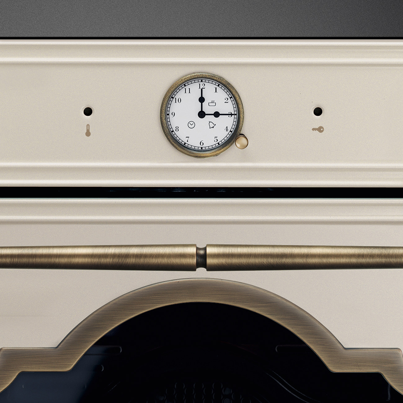 Un horno color crema con esfera de reloj redonda y detalles de latón.