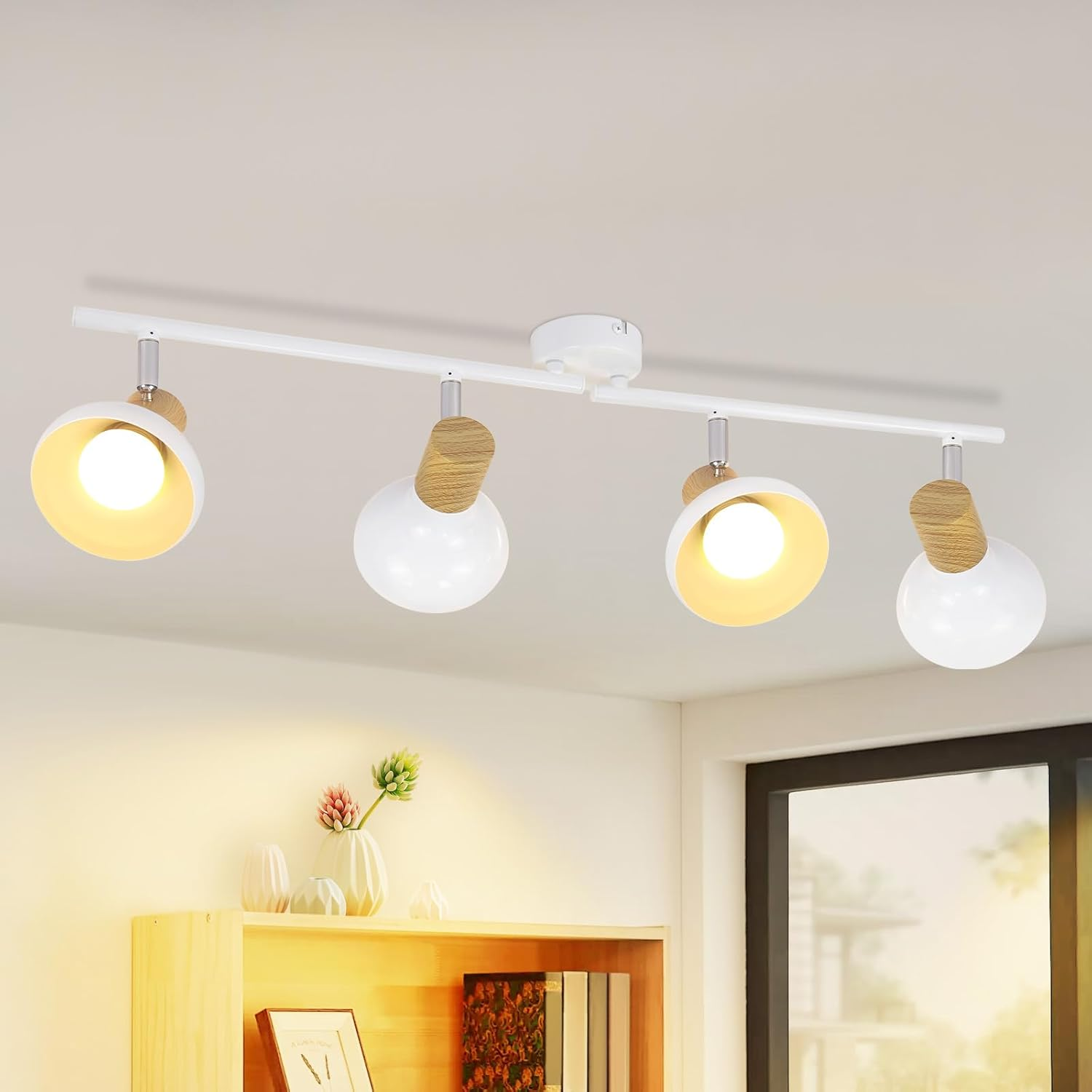 Lampada da soffitto bianca con quattro faretti regolabili, accenti in legno e interni dorati.