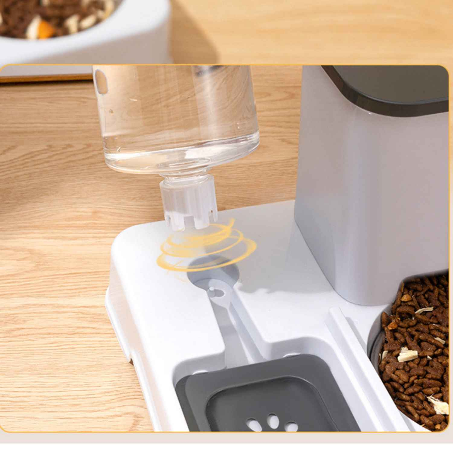 Automatischer Futterspender für Haustiere mit Wasserflasche und Futterbehälter.