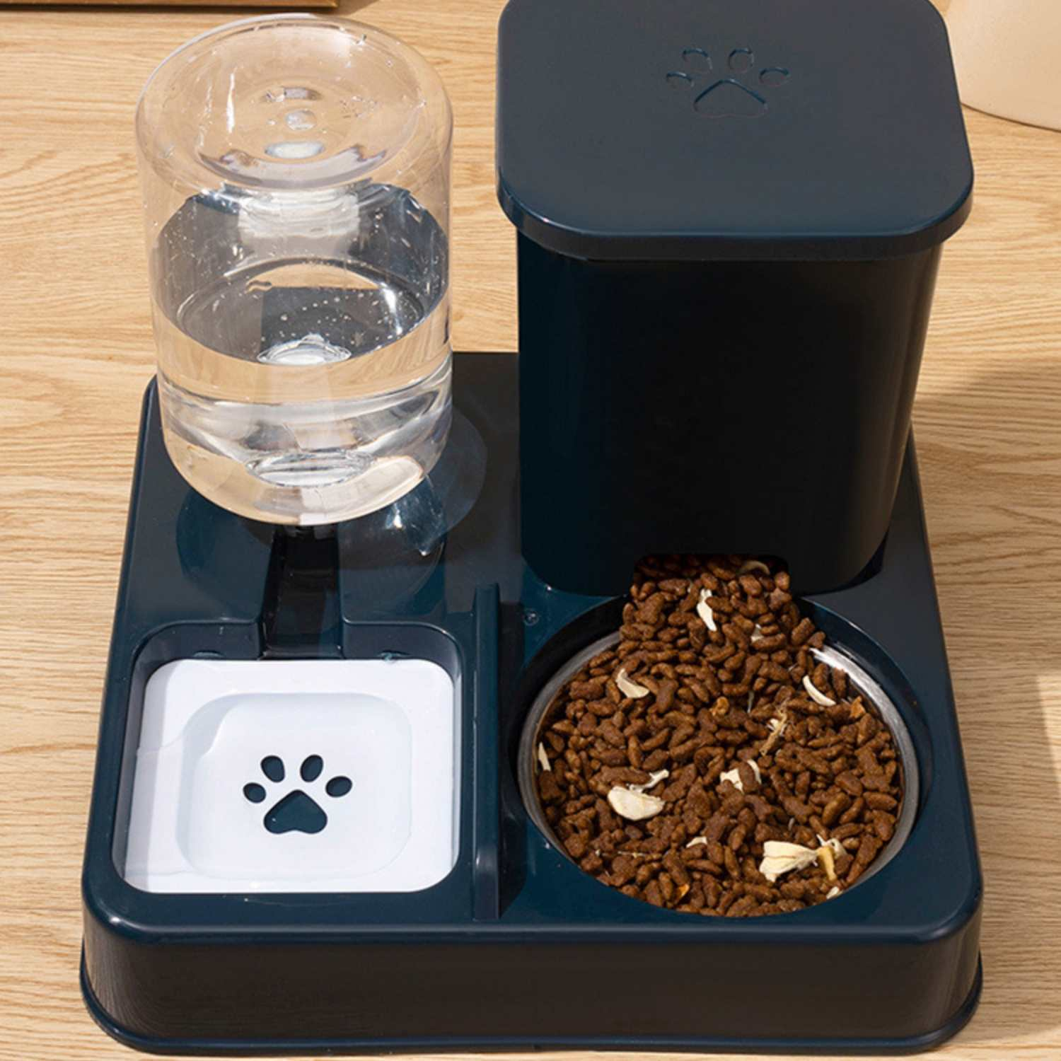 Ein dunkelblauer Haustierfutterspender mit Wasserbehälter und Futterschale.