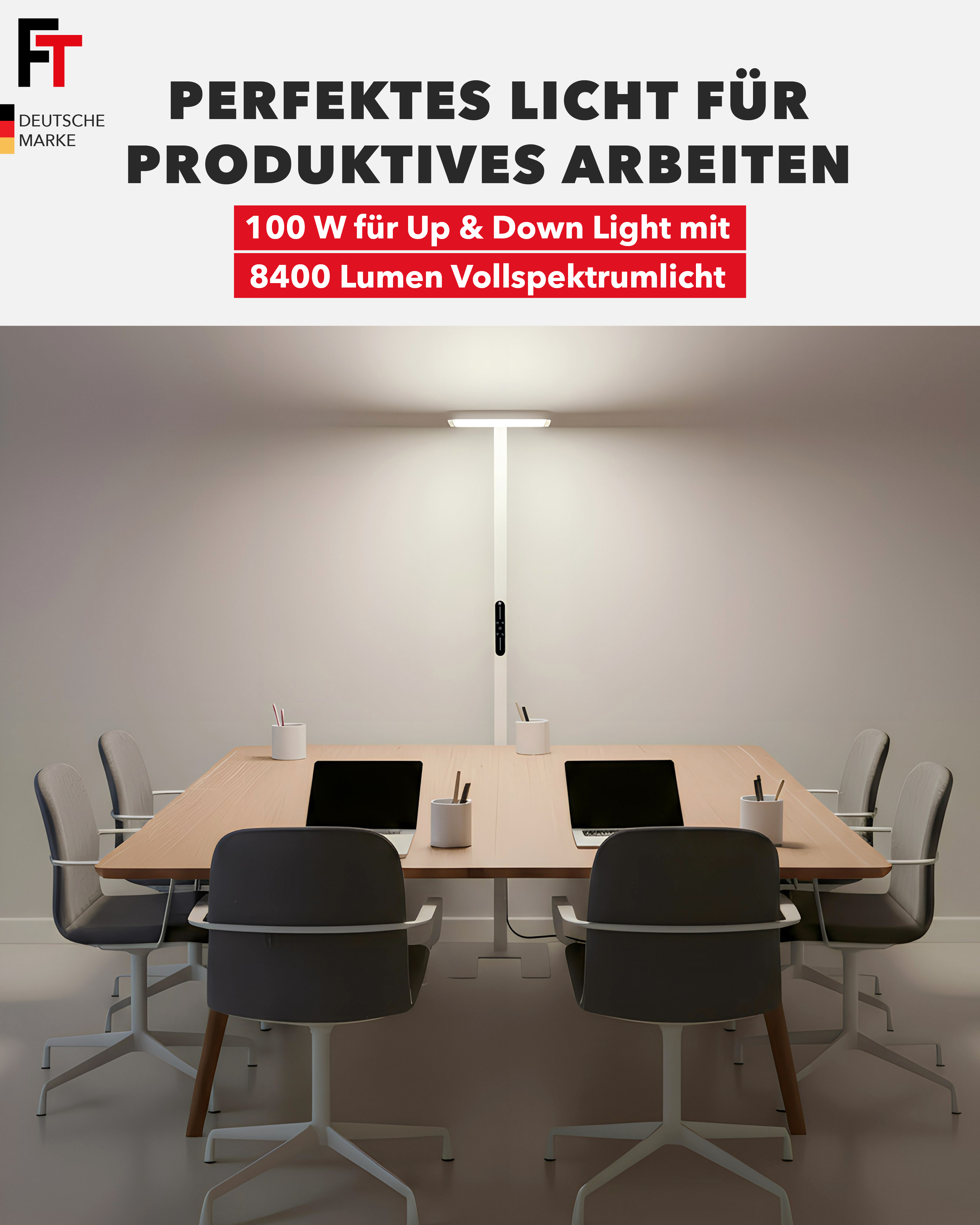 Ein heller, moderner Besprechungsraum mit einem Holztisch, Laptops und Stühlen. Eine Stehlampe beleuchtet den Raum.