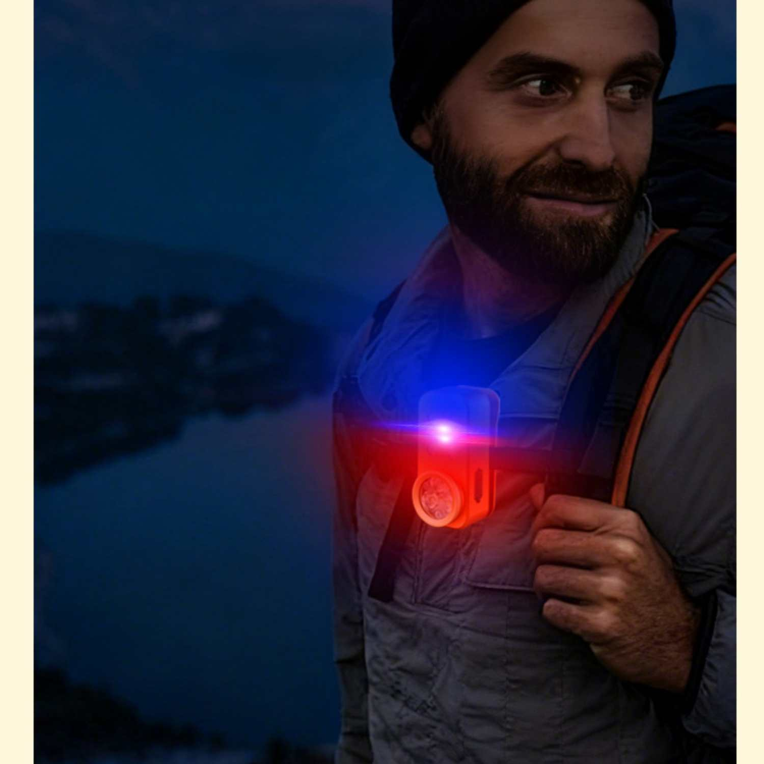 Mann mit Stirnlampe, die blaues und rotes Licht aussendet, im Dunkeln.