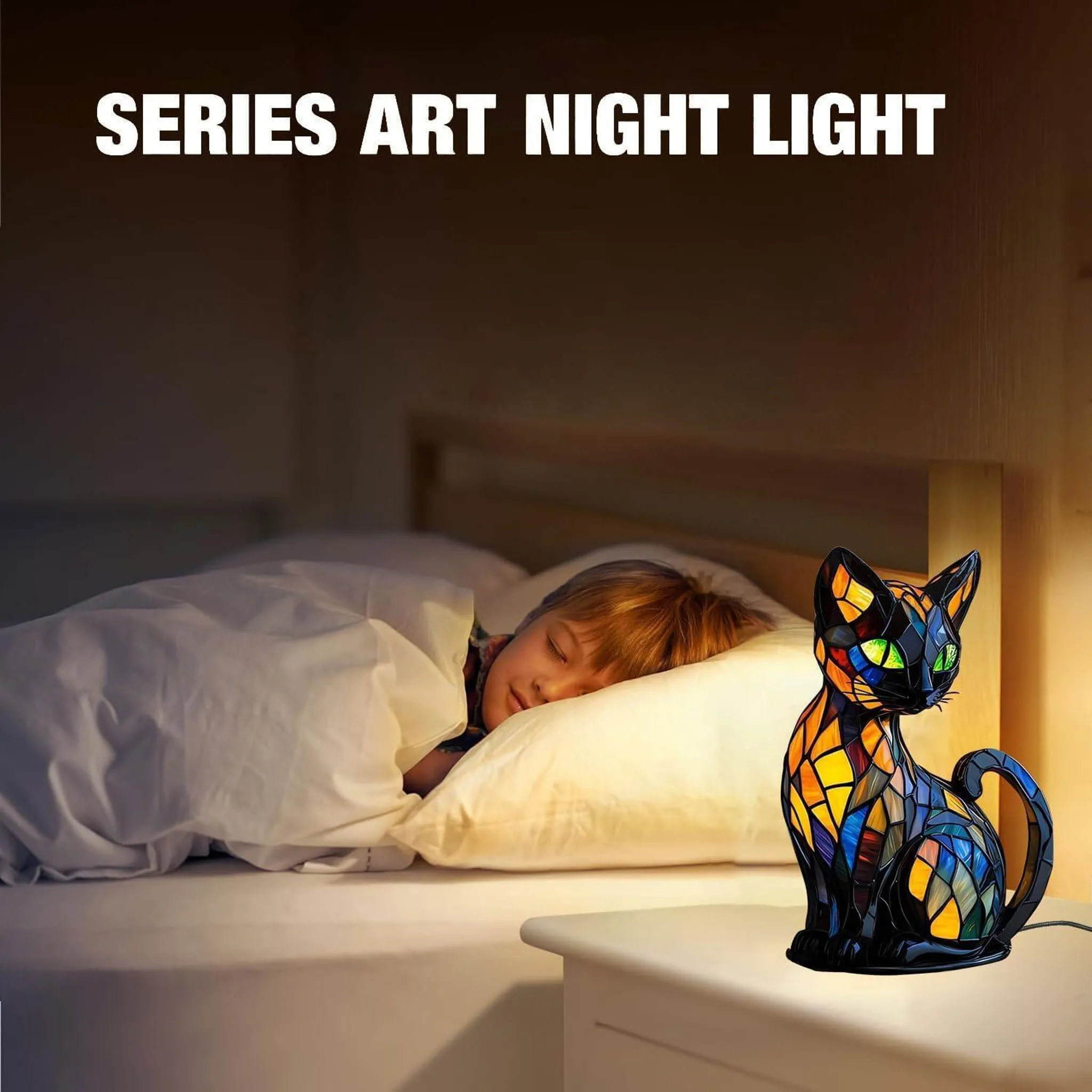 Eine Katze Nachttischlampe aus Buntglas leuchtet neben einem schlafenden Kind.