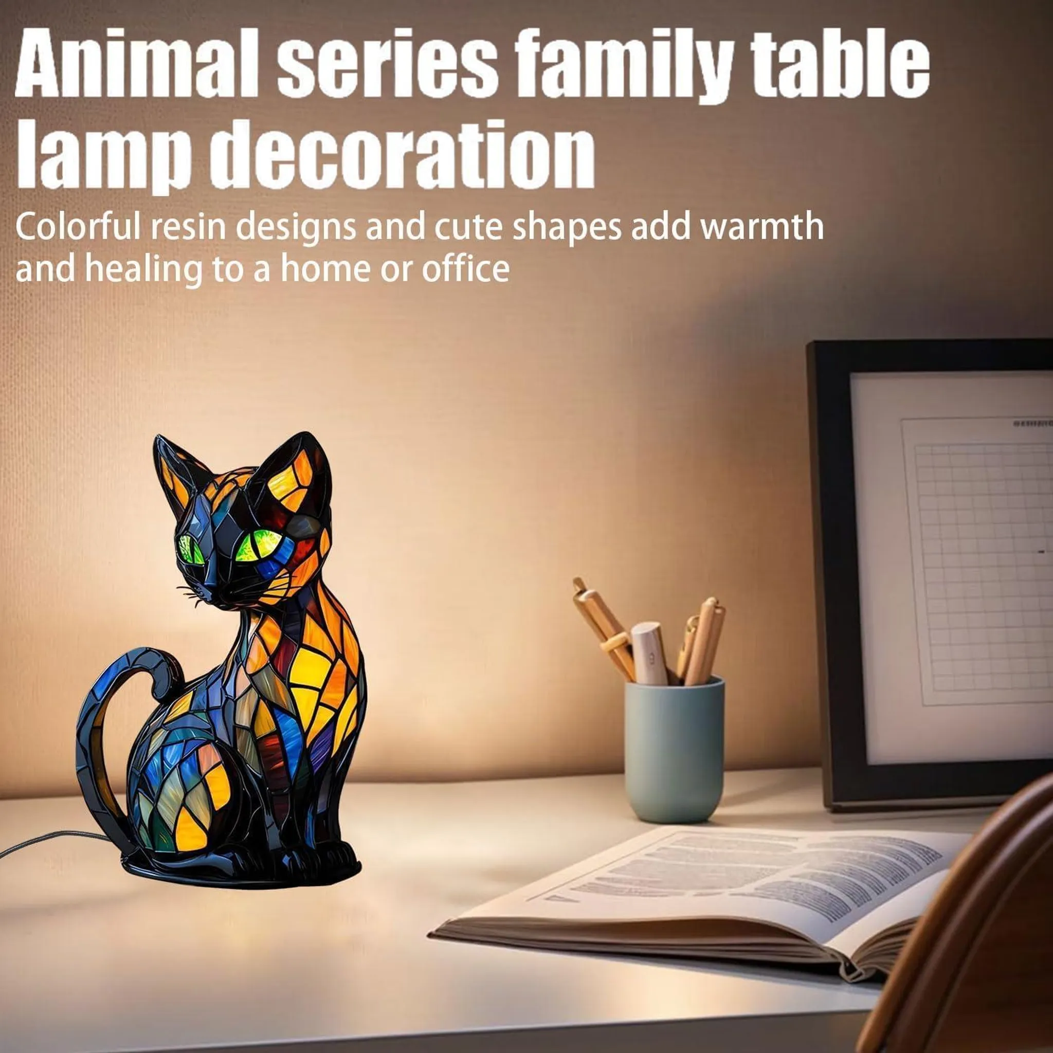 Ein bunter Mosaik-Katzenlampen-Dekor auf einem Schreibtisch.