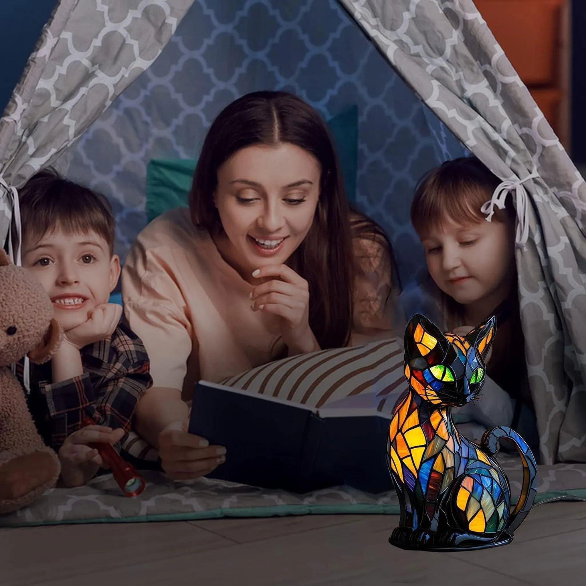 Eine Familie liest in einem Zelt, eine Katze Lampe leuchtet.