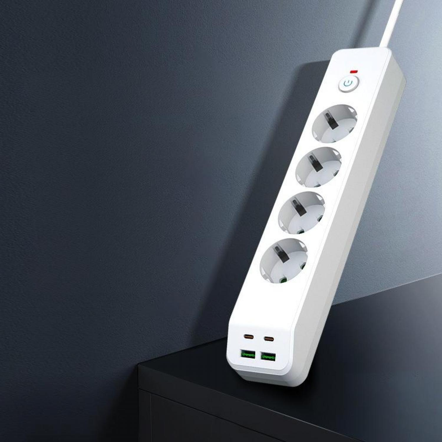 Weiße Steckdosenleiste mit vier Steckplätzen und zwei USB-Anschlüssen.