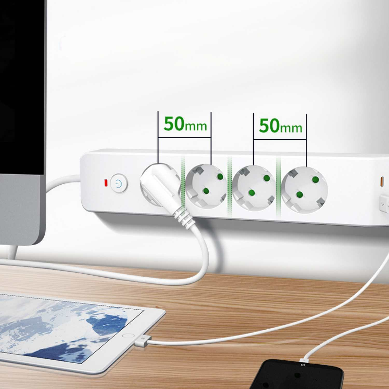 Weiße Steckdosenleiste mit einem Stecker und Markierungen für 50mm Abstand.