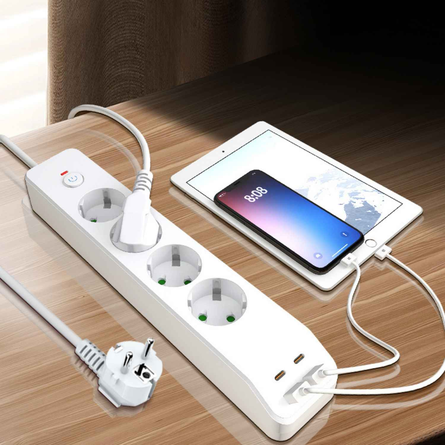 Weiße Steckdosenleiste mit drei Steckplätzen, USB-Ports, lädt ein Handy und Tablet.
