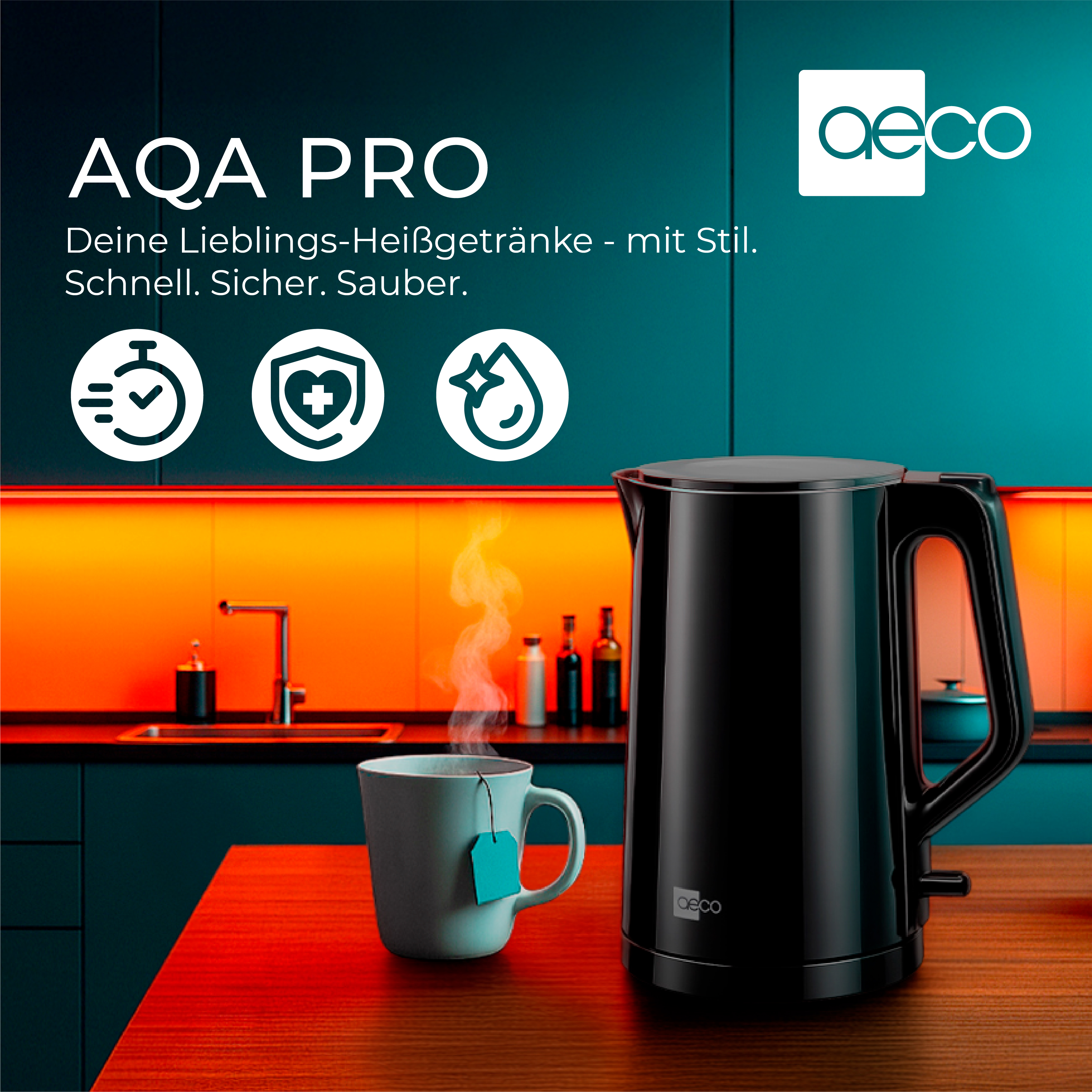 Schwarzer Wasserkocher und Tasse mit Tee auf Holztisch, Küche im Hintergrund.