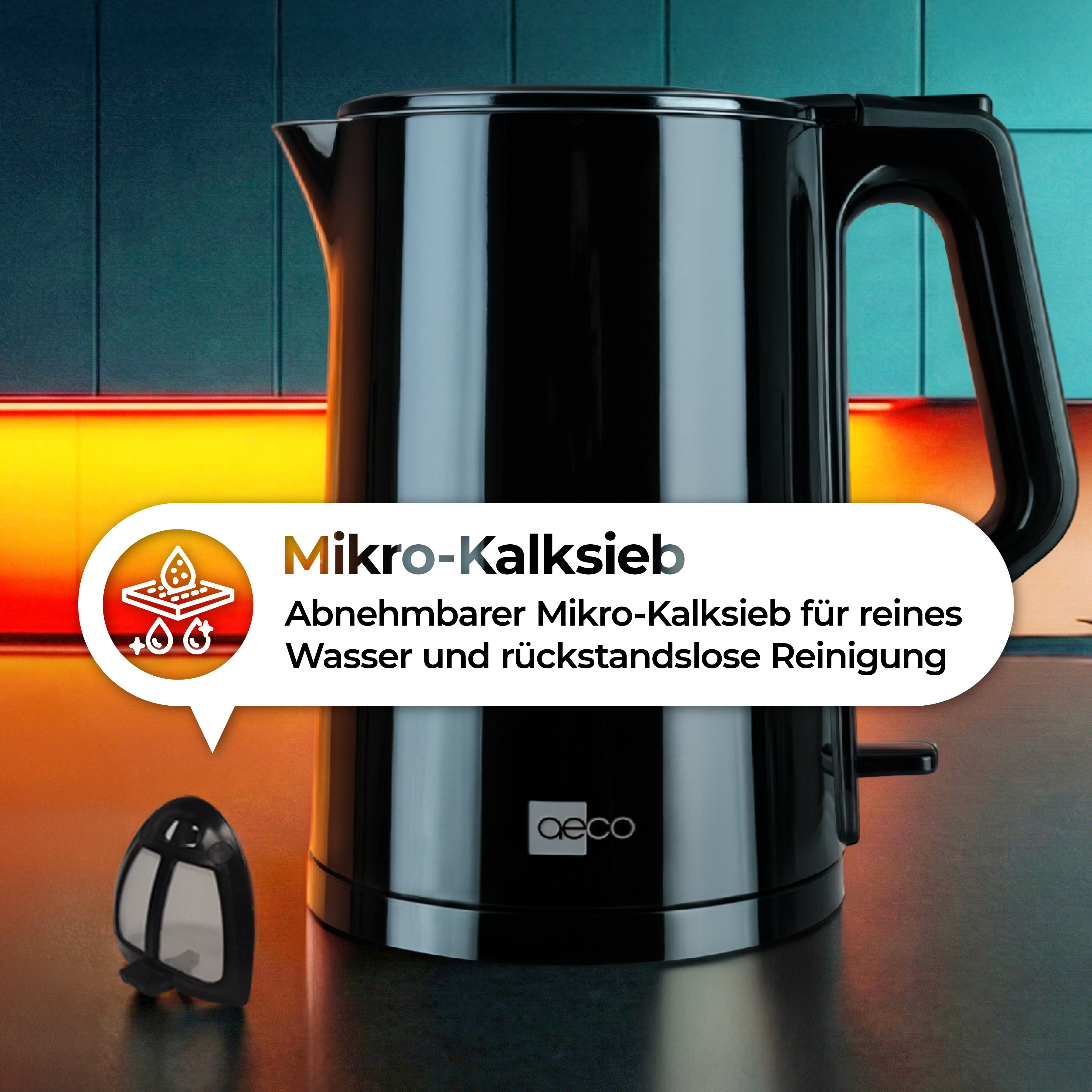 Ein schwarzer Wasserkocher mit einem abnehmbaren Kalksieb daneben.